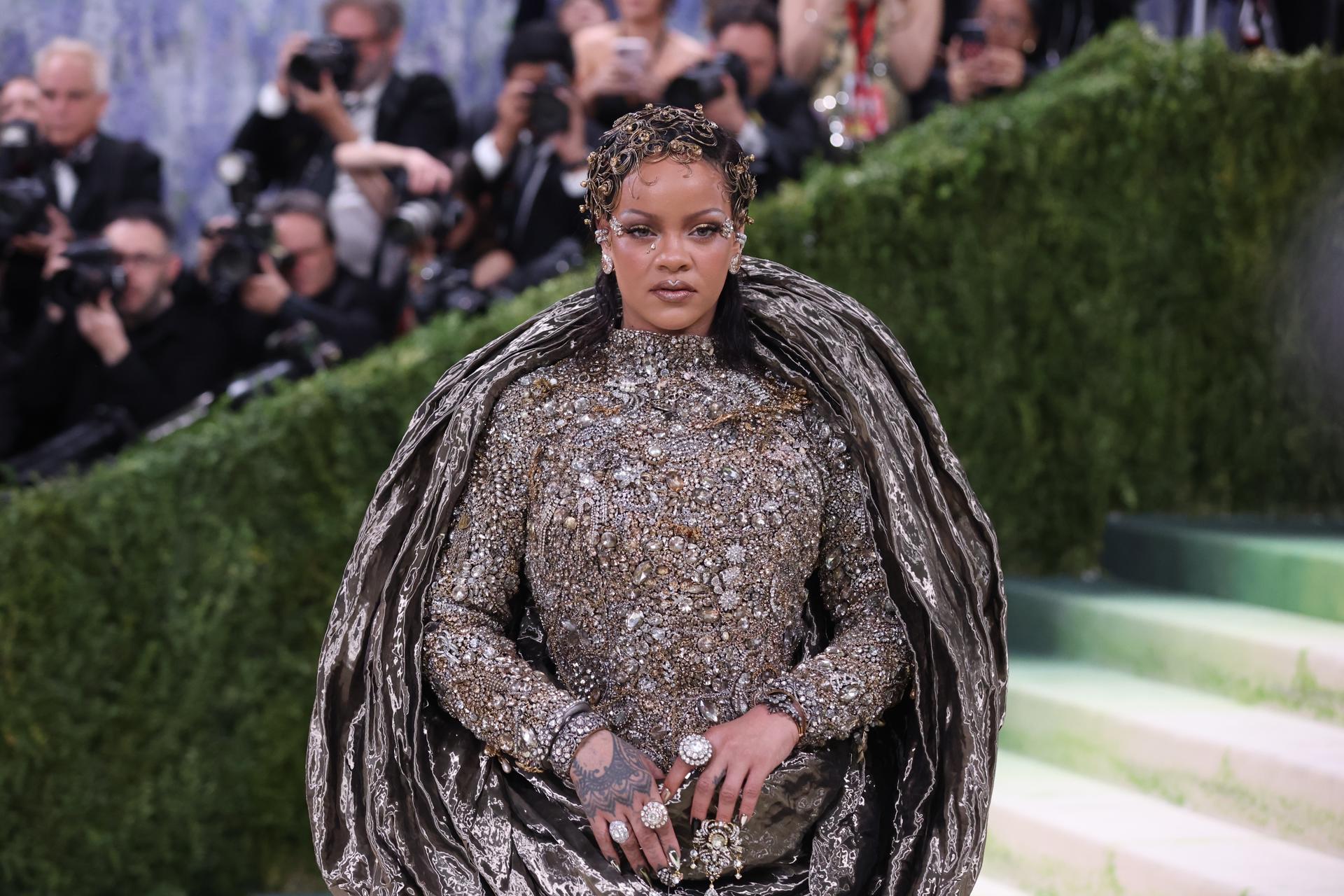 NEW YORK (United States), 05/05/2026.- Barbadian singer Rihanna poses on the red carpet for the 2026 Met Gala, the annual benefit for the Metropolitan Museum of Art's Costume Institute, in New York, New York, USA, 04 May 2026. The event coincides with the Met Costume Institute's spring 2026 exhibition 'Costume Art' which will be on view from 10 May 2026 through 10 January 2027. (Nueva York) EFE/EPA/SARAH YENESEL