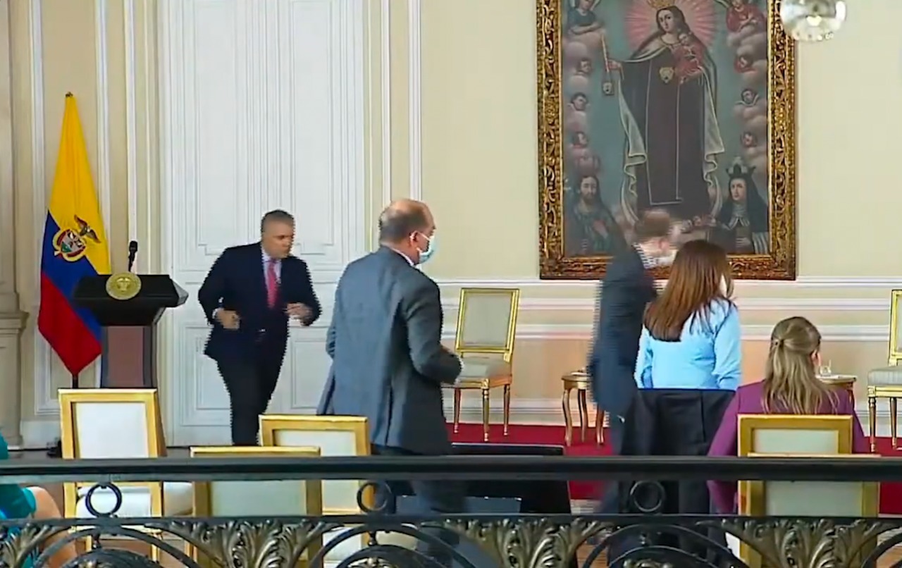 (Video) Susto en Casa de Nariño: maestra de ceremonias se desmayó en pleno evento