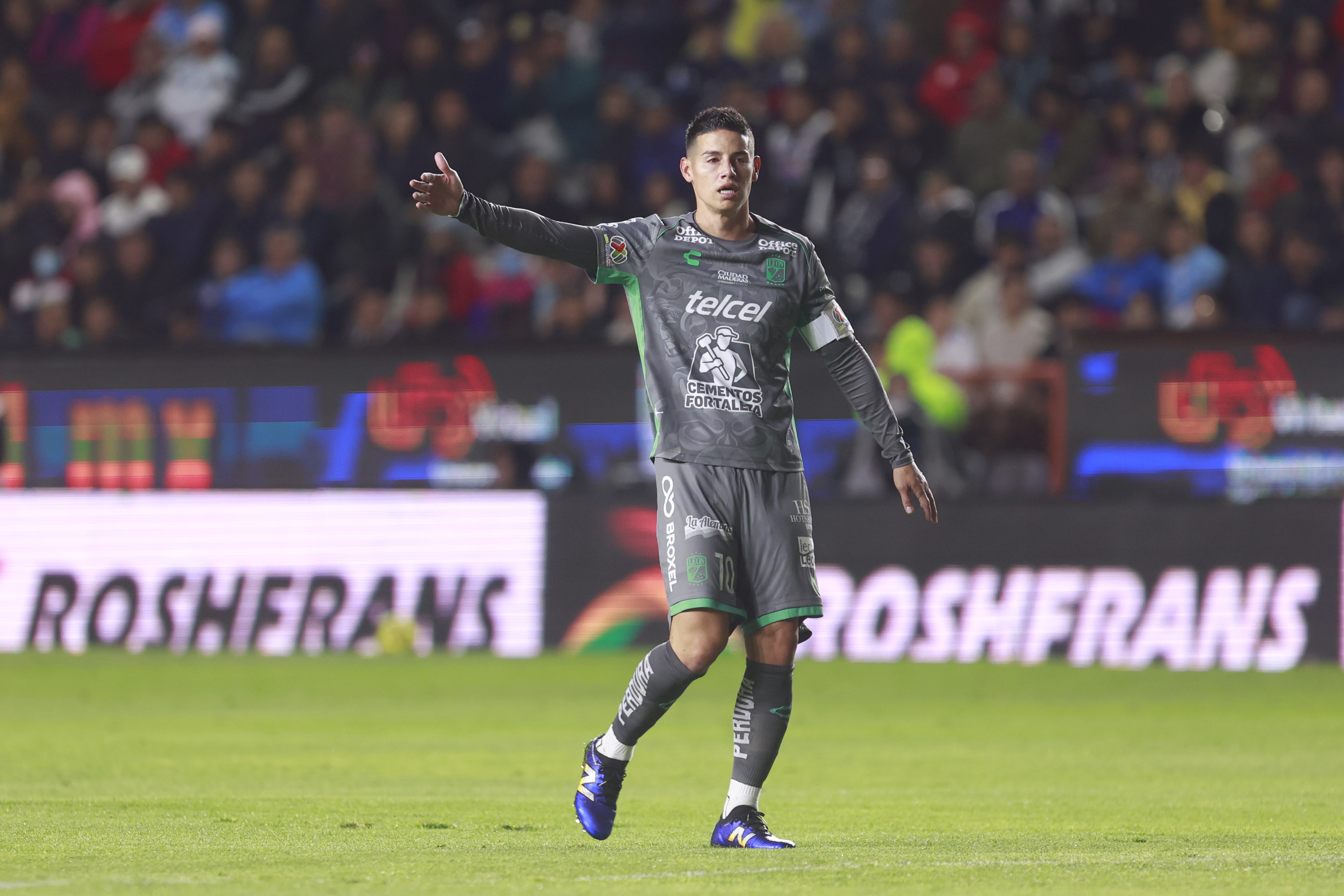 AME7617. PACHUCA (MÉXICO), 05/02/2025.- James Rodríguez de León reacciona este miércoles, en un partido de la primera jornada del Torneo Clausura 2025 de la Liga MX entre el Club de Fútbol Pachuca y Club León, en el estadio Hidalgo en Pachuca (México). EFE /David Martínez Pelcastre
