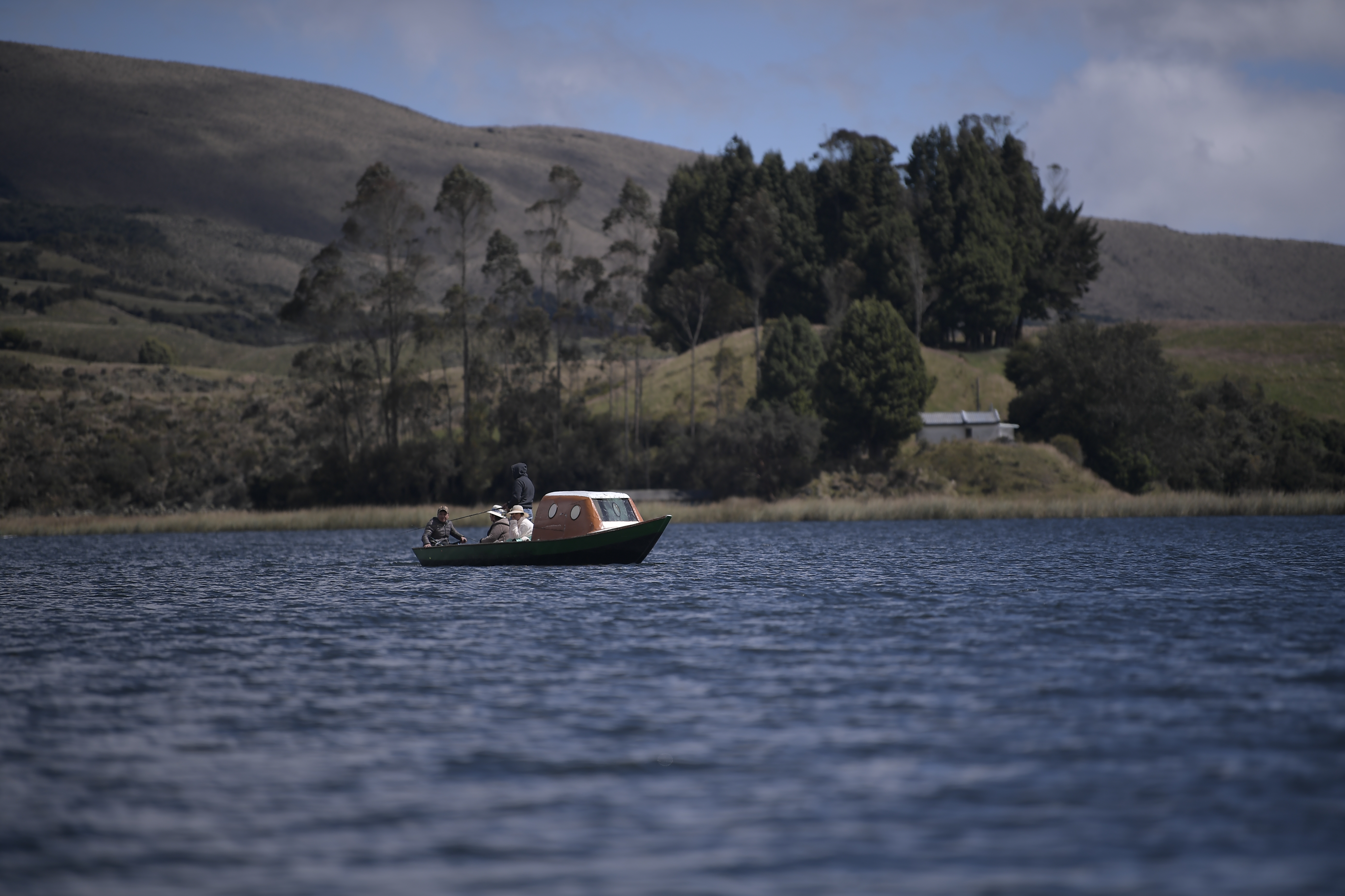 También llamada laguna de La Bolsa,​ está ubicada en la falda del volcán Cumbal, diferentes aspectos de esta: Turismo, campesinos, lanchas, páramo, actividades culturales.