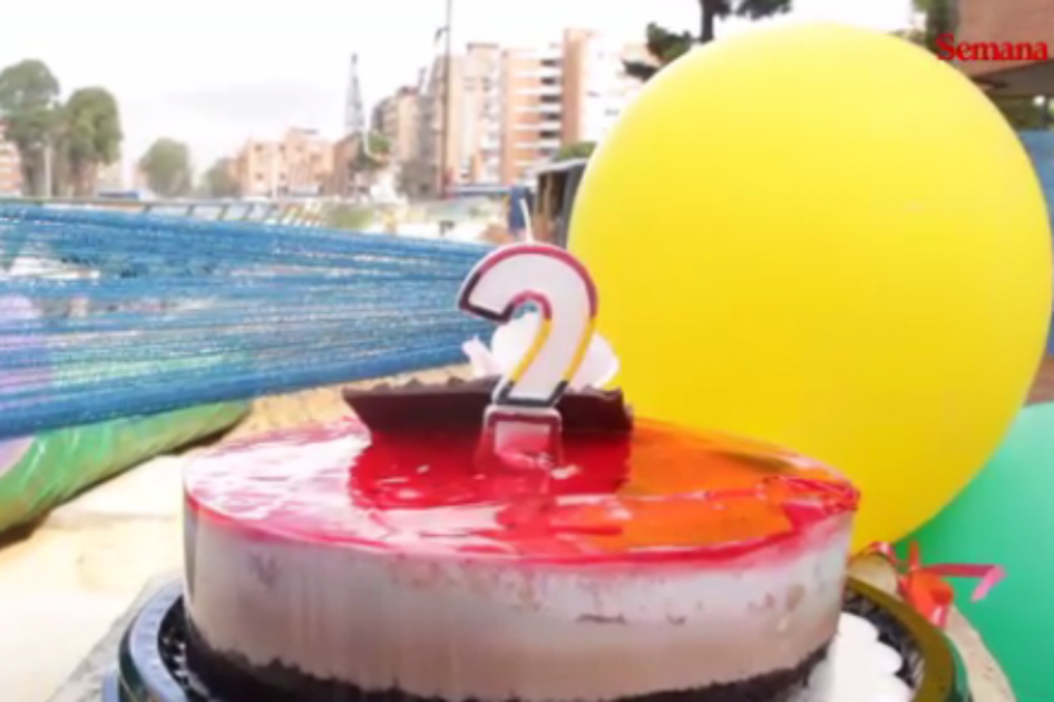 Desesperados, bogotanos celebran con ponqué otro cumpleaños de las obras en la calle 94