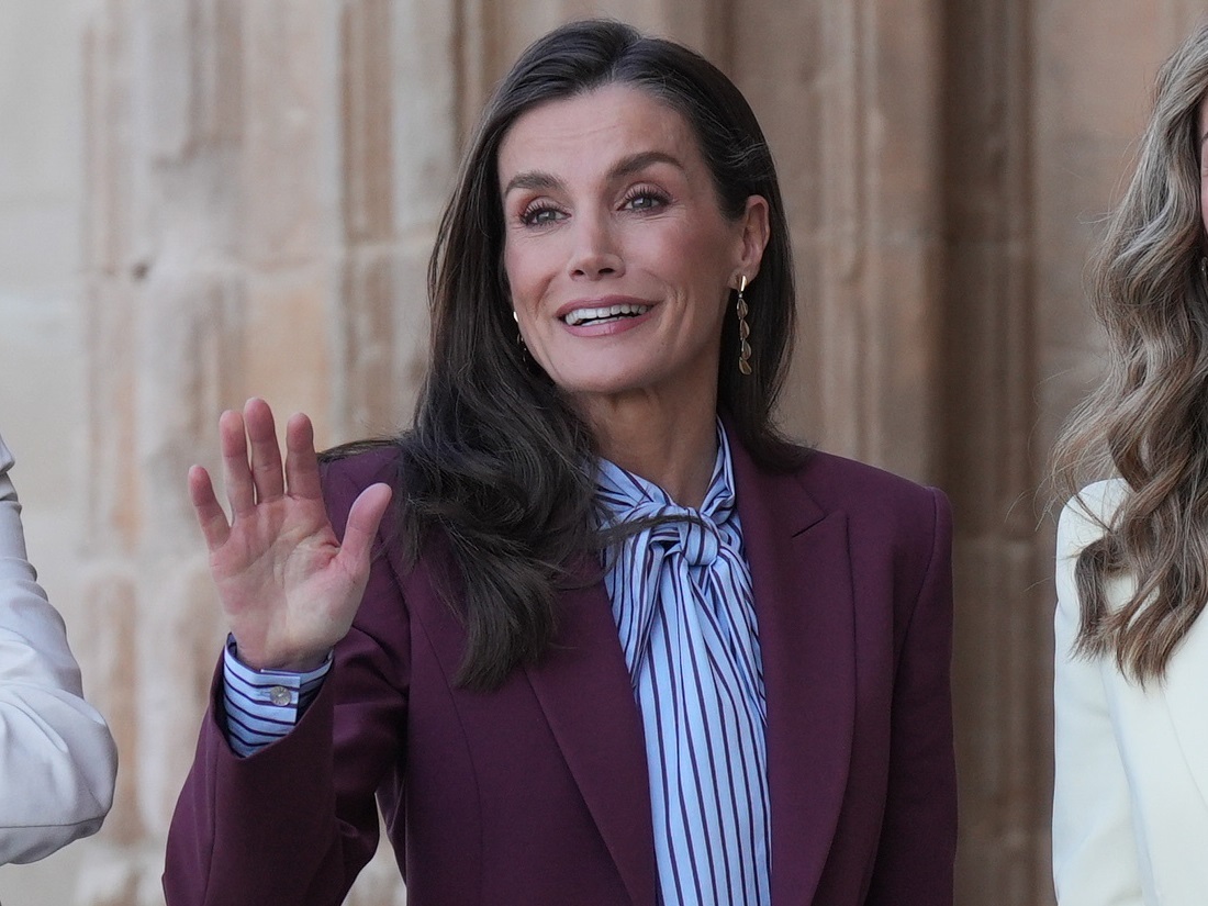 Inspiración de “look”: así puede llevar una blusa con lazo “pussy-bow” como la reina Letizia