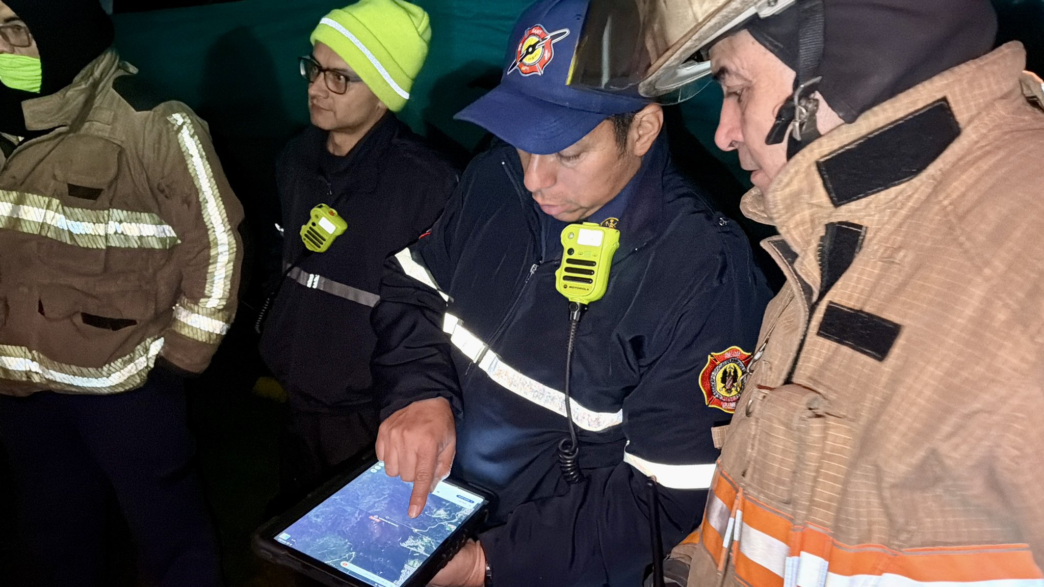 “Pueden estar refugiados en una cueva”: Bomberos sobre los desaparecidos en Monserrate