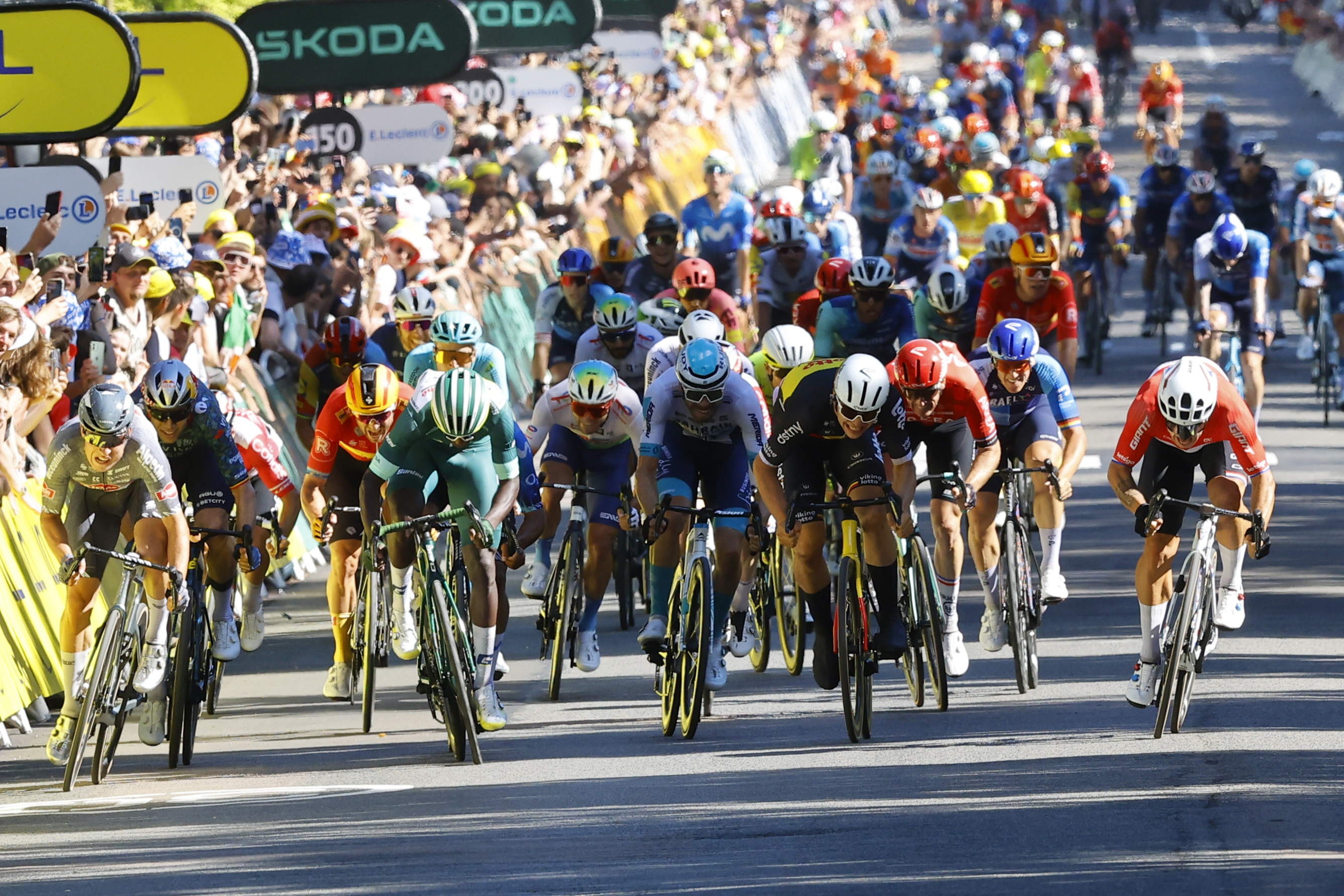 Dijon (France), 04/07/2024.- Dutch rider Dylan Groenewegen (R) of Team Jayco AlUla fights to cross the finish line ahead of second place Belgian rider Jasper Philipsen (L) of Alpecin - Deceuninck and third place green jersey Eritrean rider Biniam Girmay (2-L) of Intermarche-Wanty and win the sixth stage of the 2024 Tour de France cycling race over 163km from Macon to Dijon, France, 04 July 2024. (Ciclismo, Francia) EFE/EPA/KIM LUDBROOK