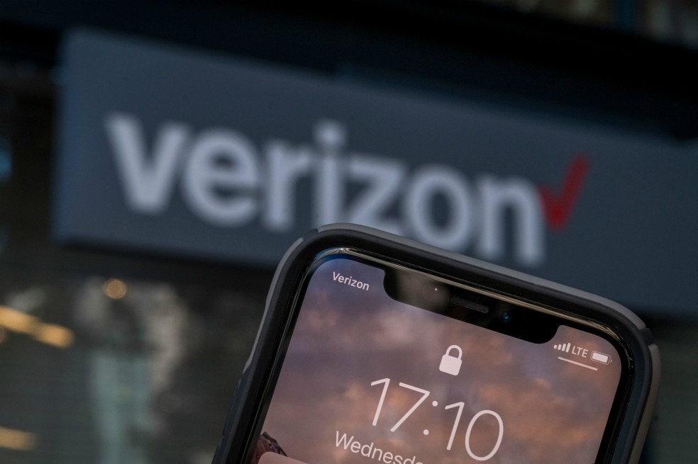 Fachada de tienda Verizón + celular