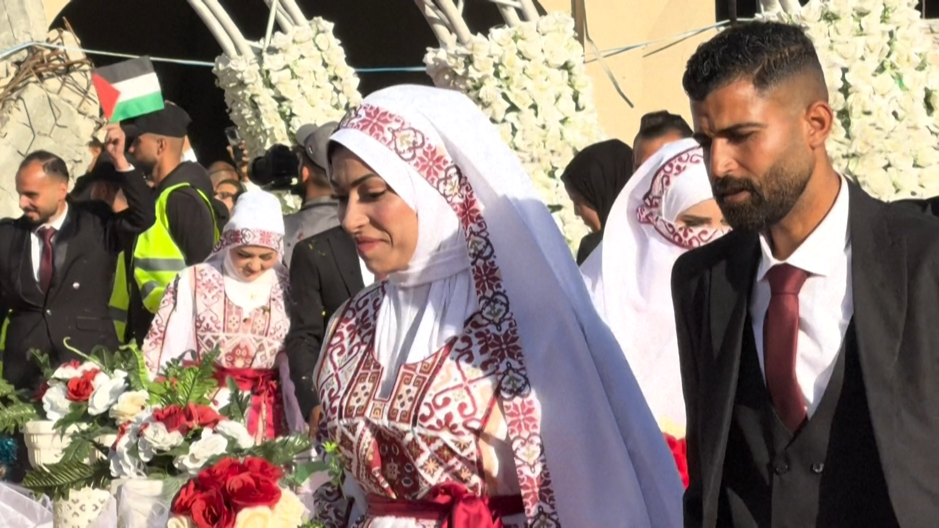 Una boda colectiva ilumina las ruinas de Gaza