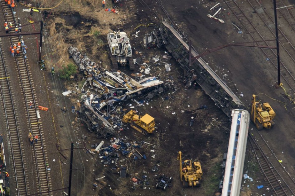 Conductor de tren que se descarriló en Filadelfia intentó frenado de emergencia