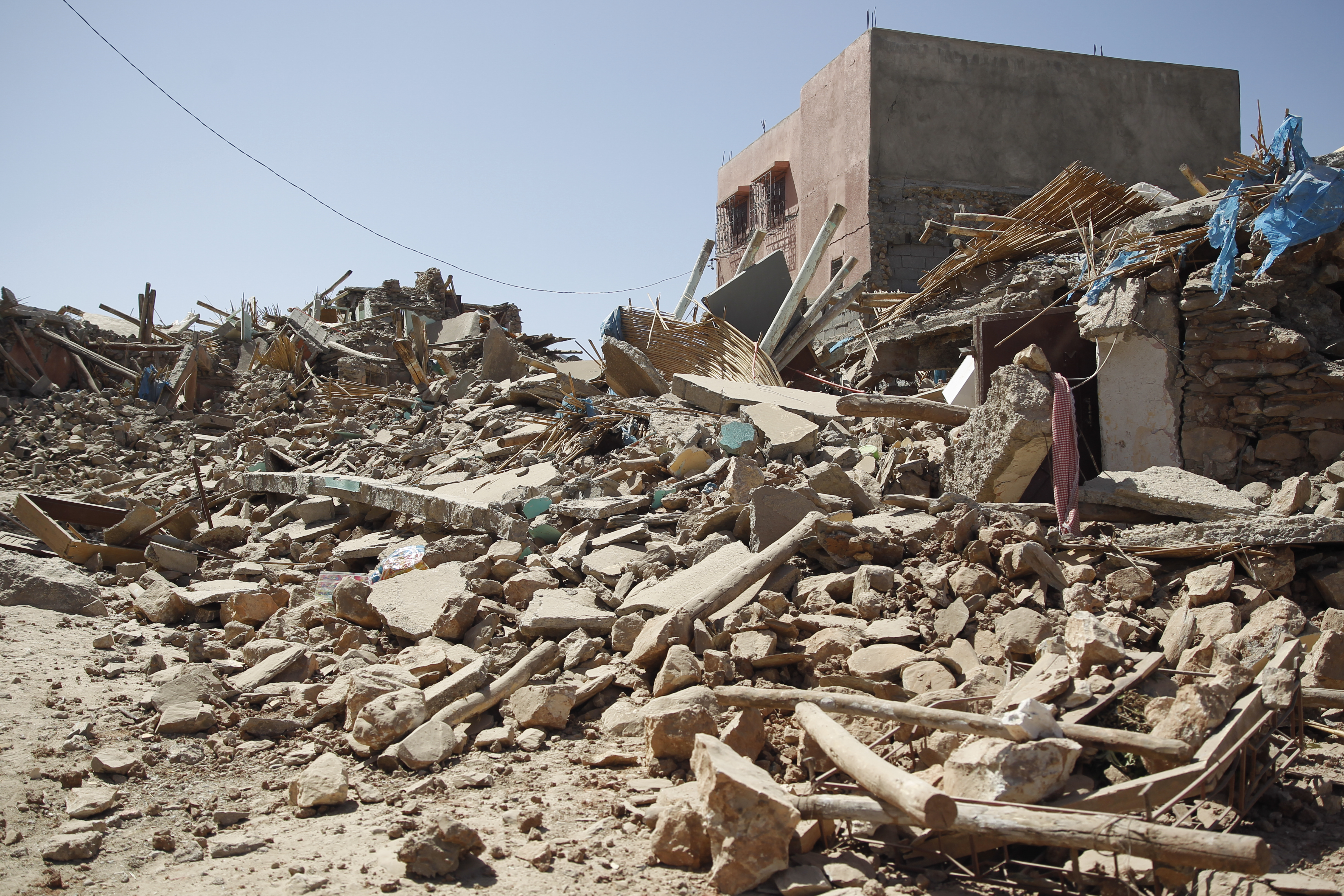TAFAGAJT (MARRUECOS), 09/09/2023.- Destrozos en la aldea de Tafagajt, en Marruecos, cerca del epicentro del devastador terremoto que ha dejado, hasta el momento, 1.037 muertos y 1.204 heridos en una decena de provincias del país norteafricano. El seísmo, de magnitud 7, tuvo su epicentro en la localidad de Ighil, situada unos 80 kilómetros al suroeste de la ciudad de Marrakech, una zona en la que, según los expertos, no se esperaba que pudiera darse un terremoto de tanta fuerza. EFE/ María Traspaderne