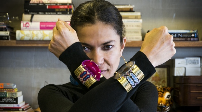 Brazaletes inspirados en la Mujer Maravilla empoderan a artesanas de La Guajira