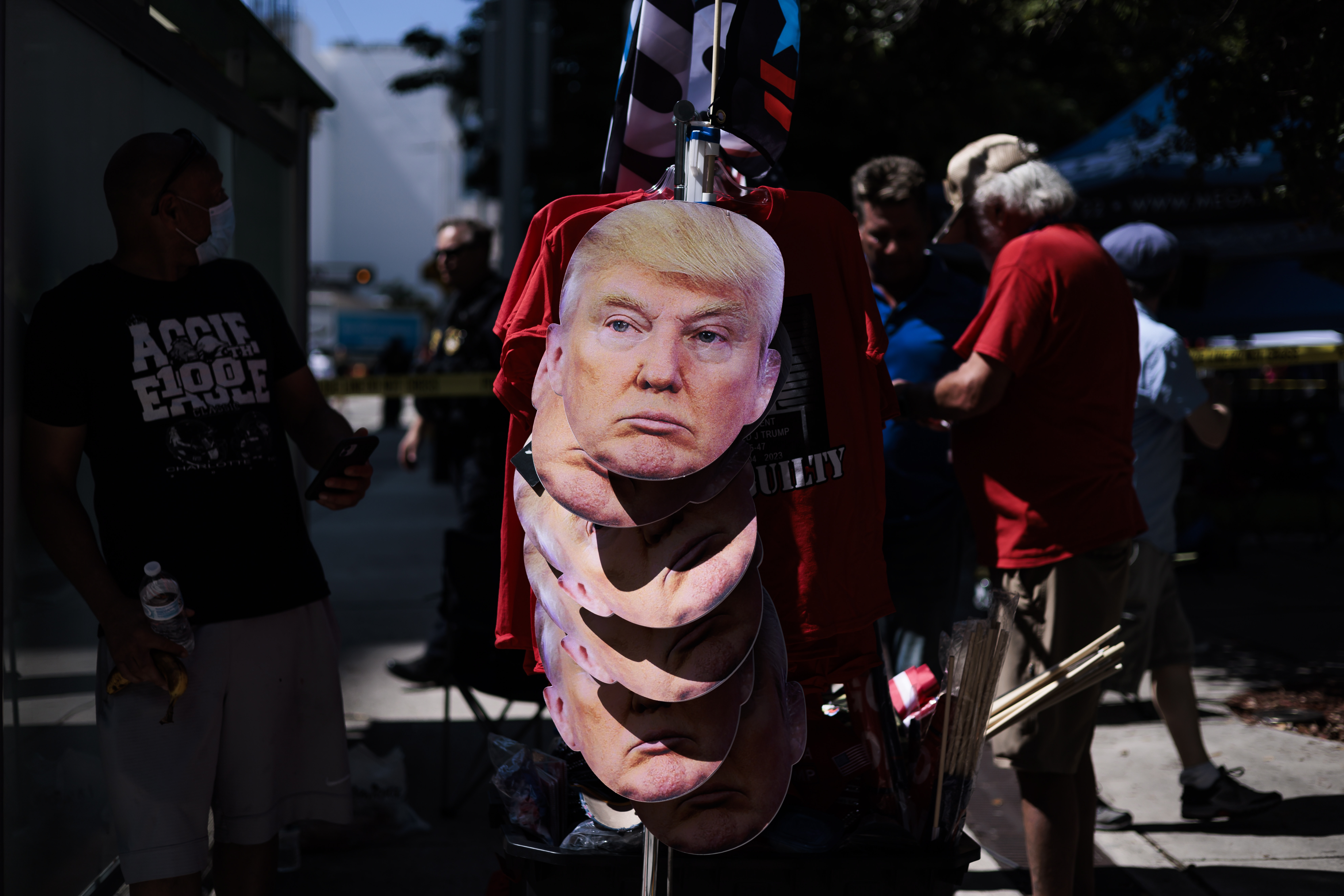 En fotos: así recibieron los seguidores de Trump a su líder en la corte de Miami