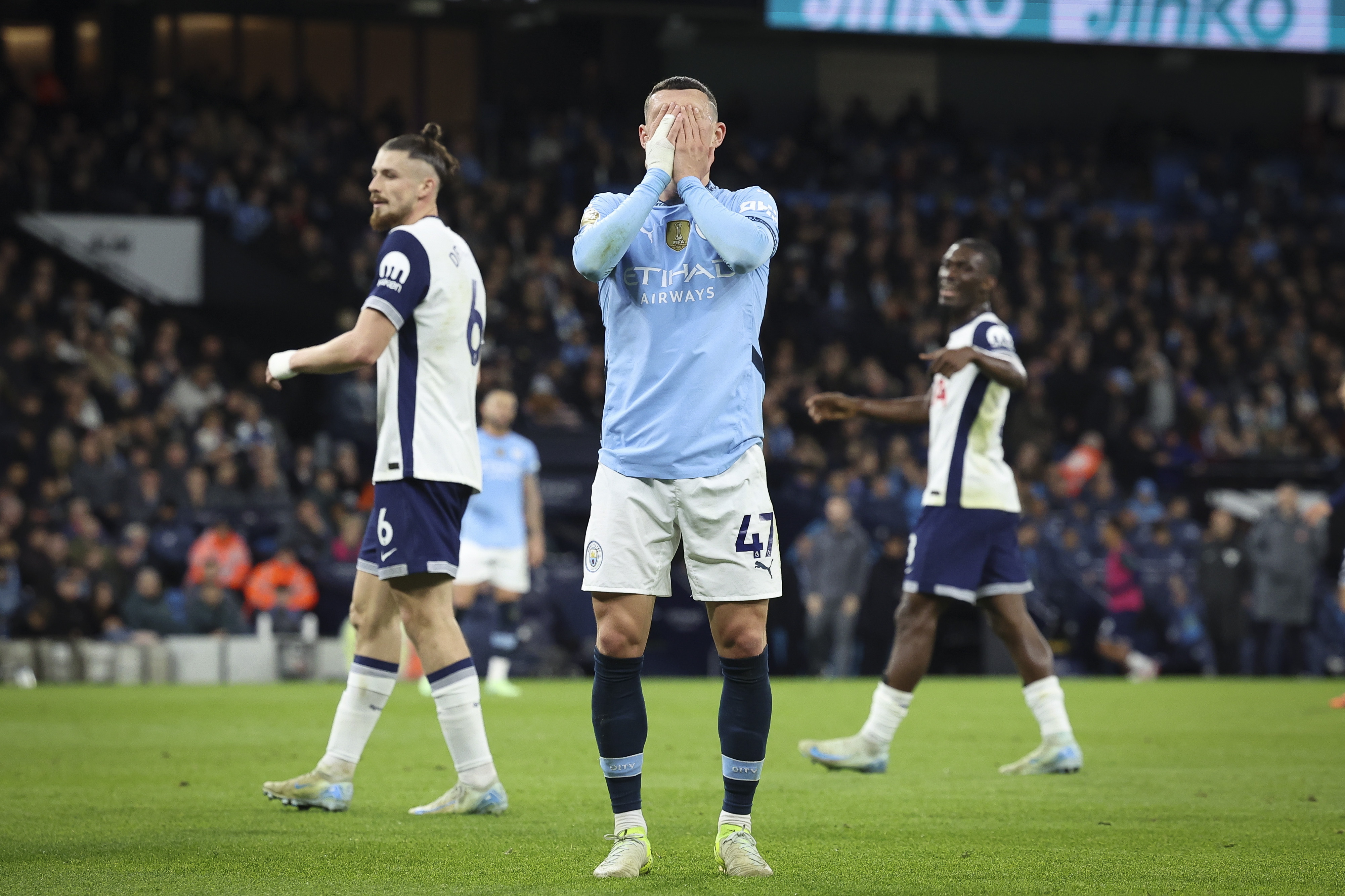 Manchester (United Kingdom), 23/11/2024.- Phil Foden of Manchester City (C) reacts during the English Premier League soccer match between Manchester City and Tottenham Hotspur in Manchester, Britain, 23 November 2024. (Reino Unido) EFE/EPA/ADAM VAUGHAN EDITORIAL USE ONLY. No use with unauthorized audio, video, data, fixture lists, club/league logos or 'live' services. Online in-match use limited to 120 images, no video emulation. No use in betting, games or single club/league/player publications.