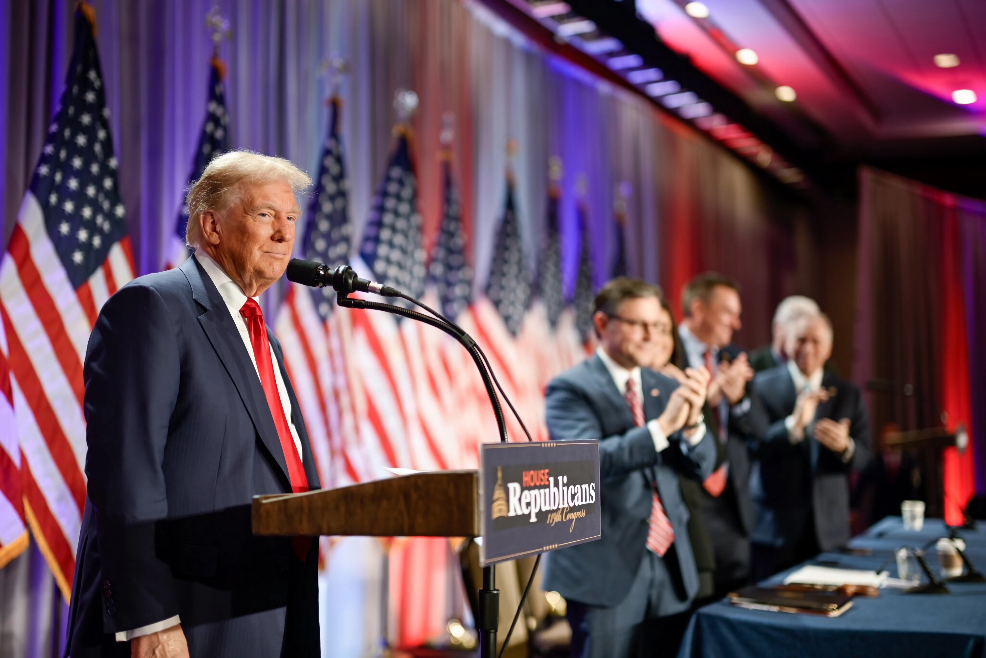 USA8930. WASHINGTON (DC, EEUU), 13/11/2024.- Fotografía divulgada por Team Trump donde aparece el presidente electo de Estados Unidos, Donald Trump (i), hablando durante una reunión con legisladores republicanos celebrada este miércoles en Washington (EE.UU.). El presidente electo de Estados Unidos, Donald Trump, destacó que la "política es dura" en su regreso a la Casa Blanca, aunque agradeció al actual mandatario, Joe Biden, sus esfuerzos para asegurar una transición pacífica. EFE/Team Trump /SOLO USO EDITORIAL /NO VENTAS /SOLO DISPONIBLE PARA ILUSTRAR LA NOTICIA QUE ACOMPAÑA /CRÉDITO OBLIGATORIO
