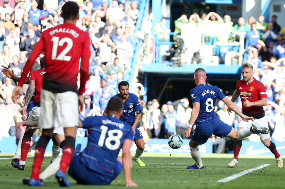 Chelsea empató 2-2 en el último minuto con el United y conservó el liderato de la Premier