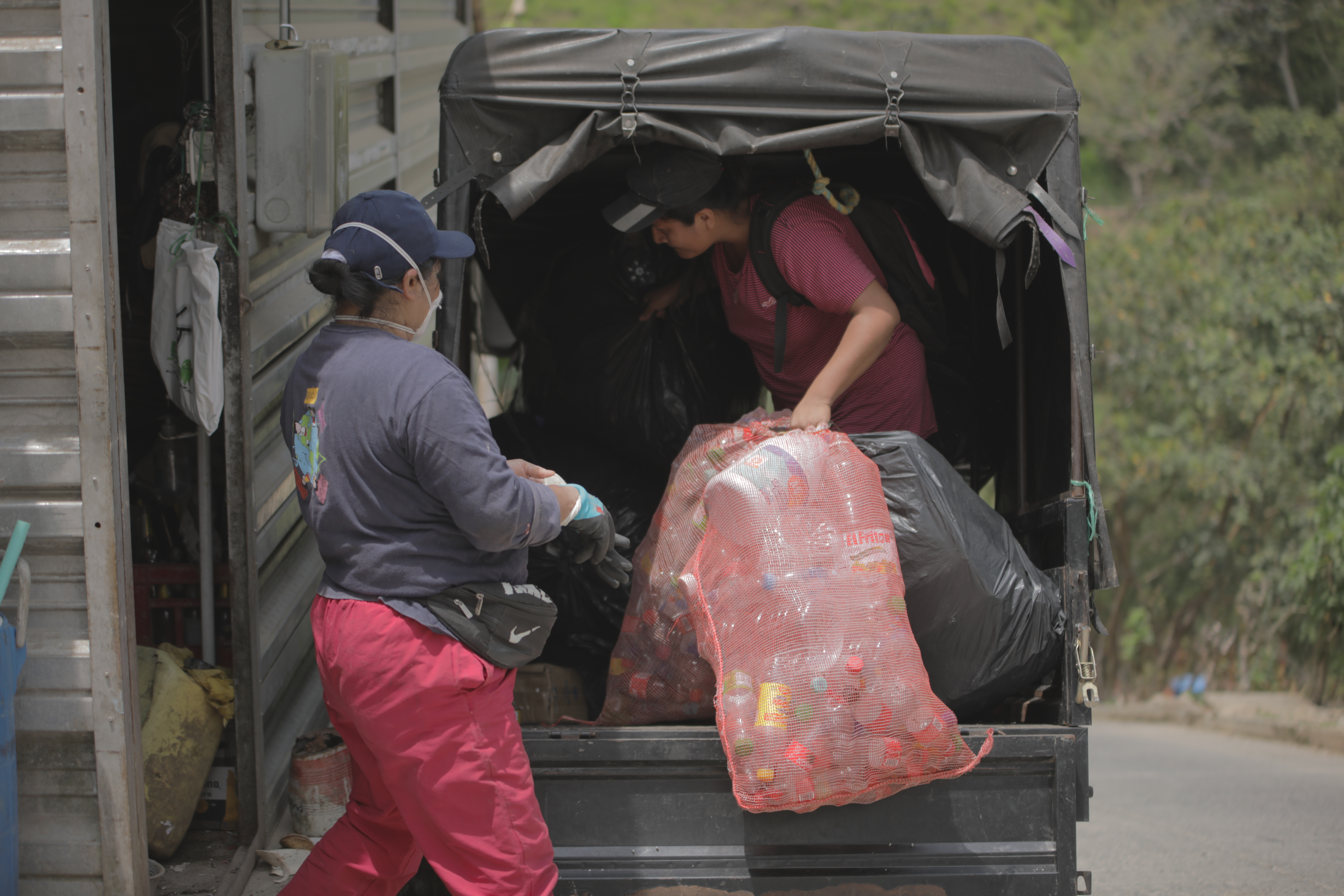 Las edades de las mujeres que trabajan en la Asociación Recicla Ricaurte por La Paz oscilan entre los 35 y los 55 años.