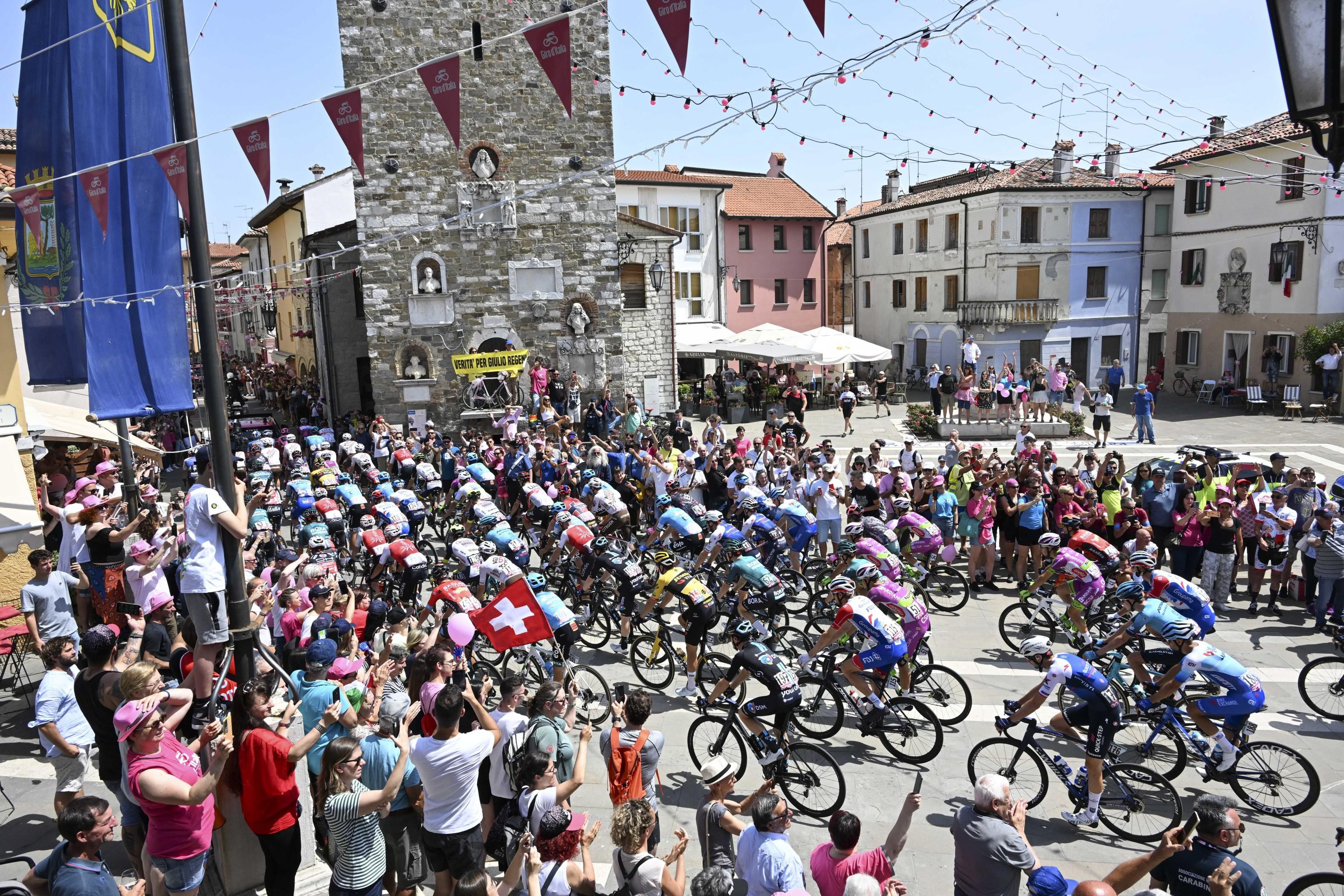 Marano Lagunare (Italy), 27/05/2022.- Riders at the start of the 19th stage of the 105th Giro d'Italia cycling race, over 178 km from Marano Lagunare to Santuario di Castelmonte, Italy, 27 May 2022. (Ciclismo, Italia) EFE/EPA/MAURIZIO BRAMBATTI