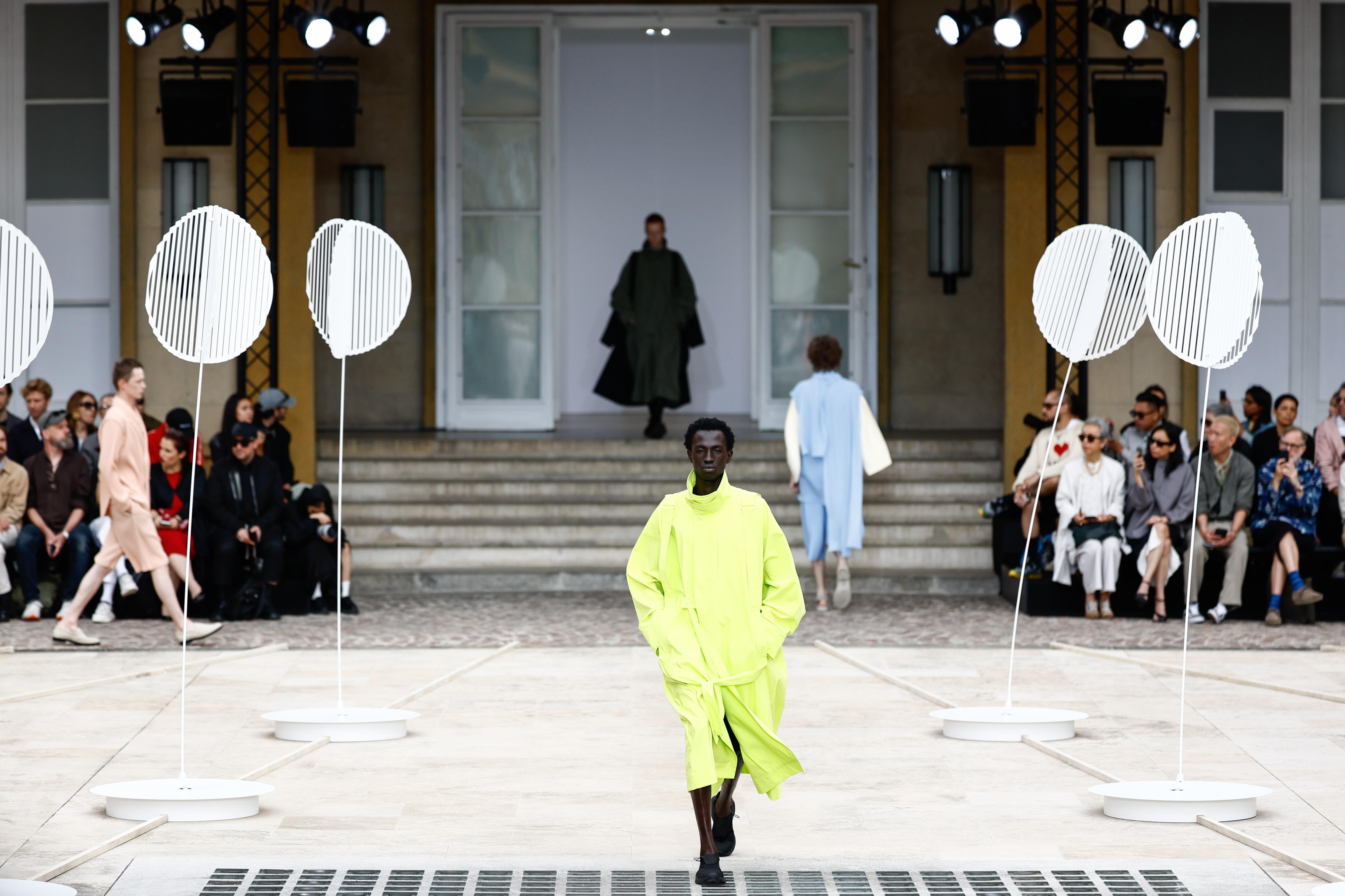 Paris (France), 20/06/2024.- A model presents a creation for the Spring/Summer 2025 Menswear Collection by Issey Miyake fashion house during the Paris Men's Fashion Week, in Paris, France, 20 June 2024. The presentation of the Men'Äôs collections runs from 18 to 23 June. (Moda, Francia) EFE/EPA/MOHAMMED BADRA