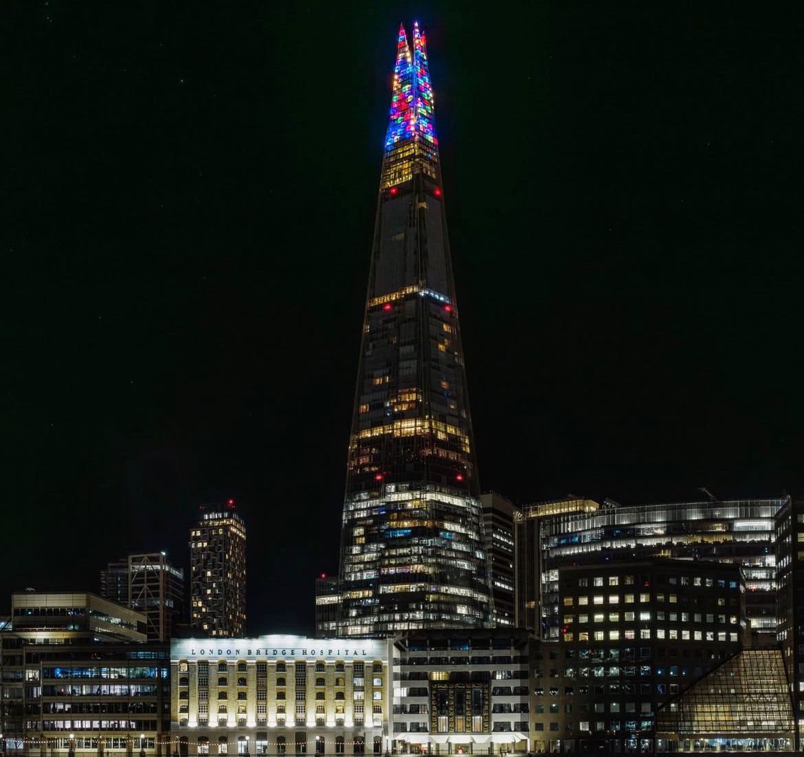 El artista colombiano que inspiró la iluminación del rascacielos más alto de Londres