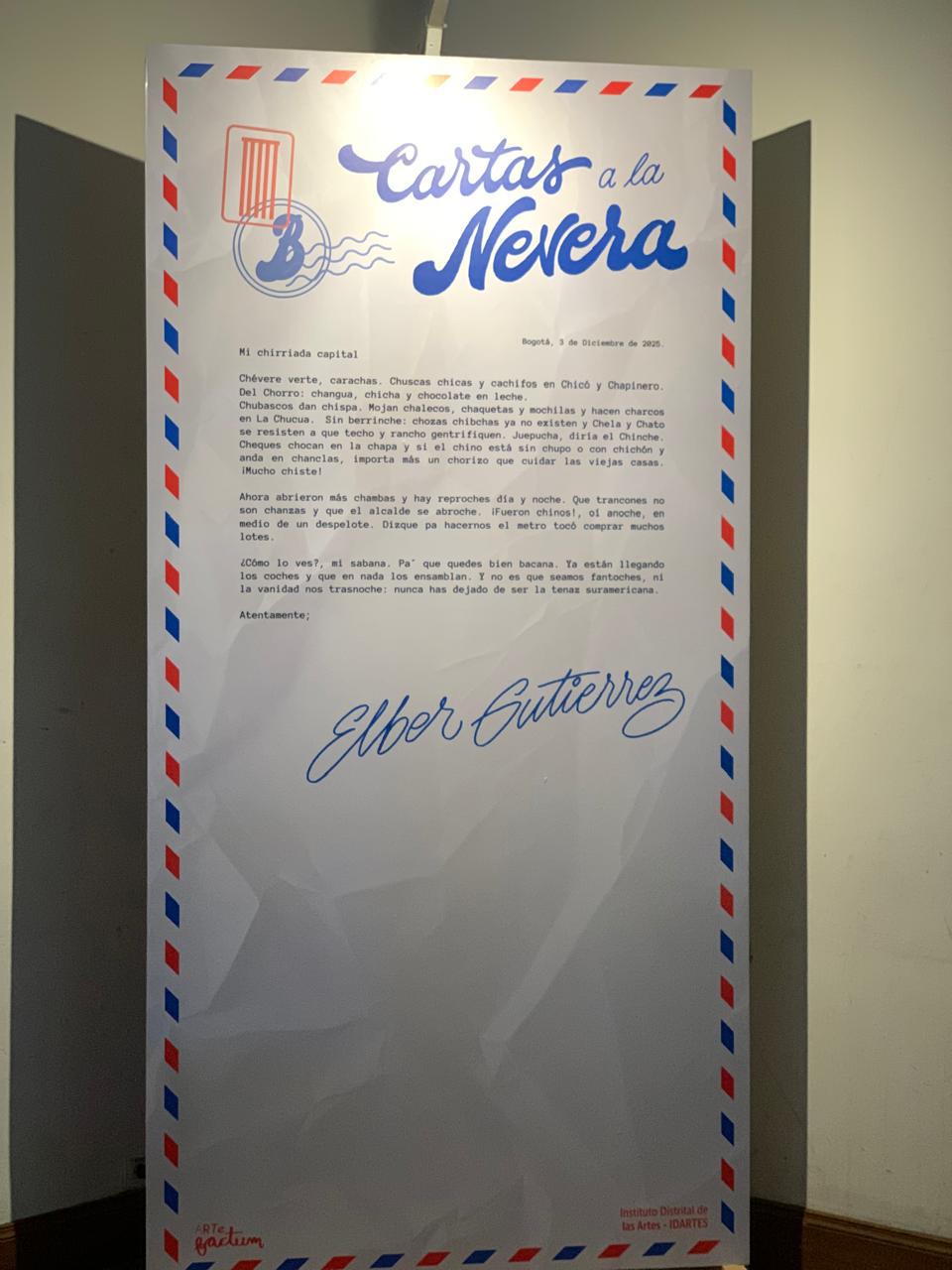 ” es una obra escénica y expositiva del Laboratorio de Fortalecimiento a la Escena Joven de Artefactum que busca transformar mensajes escritos por ciudadanos en escenas teatrales y piezas visuales que reflexionan sobre Bogotá.
