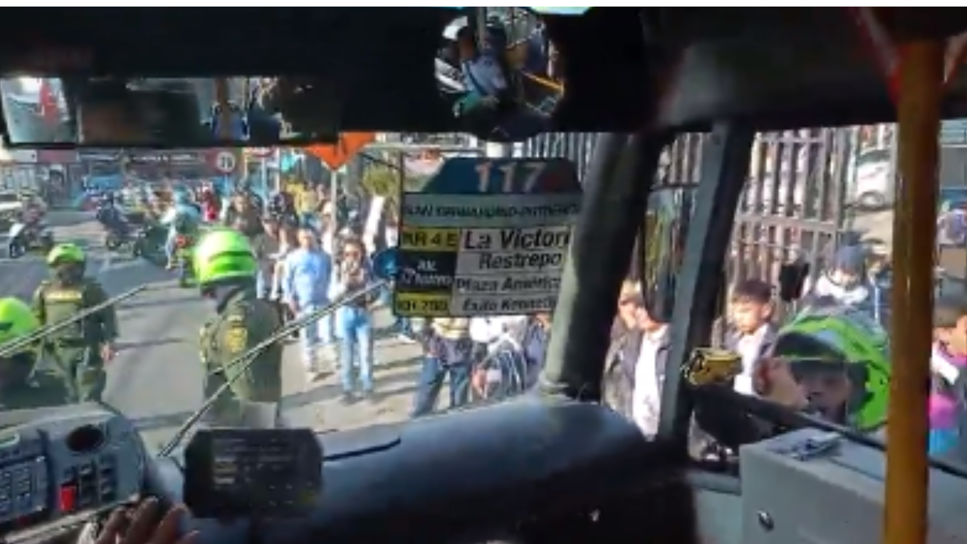 Policía amenazó con una pistola de taser a conductor de SITP (video)