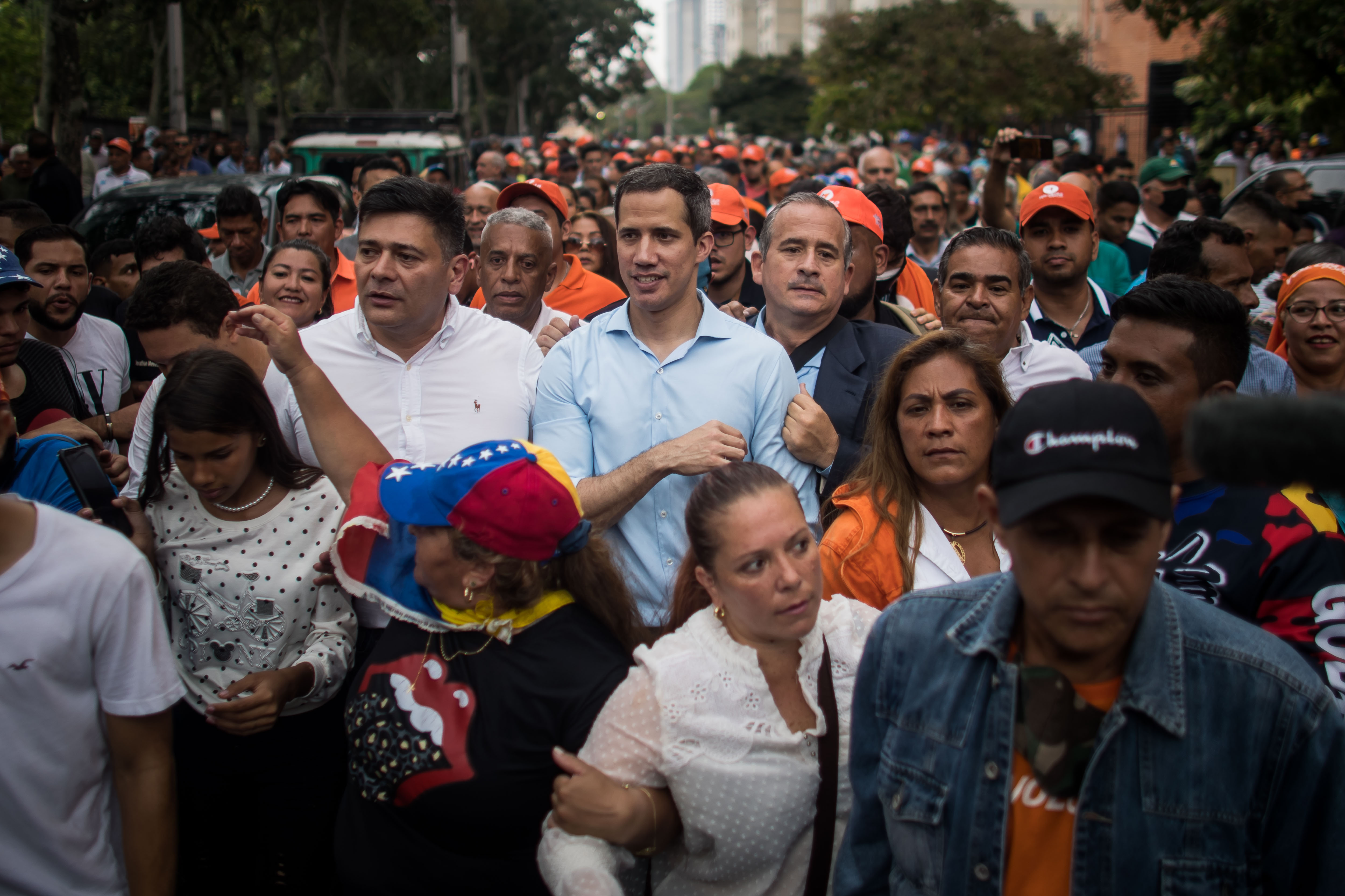 De cara a la Cumbre de Venezuela en Colombia, Juan Guaidó cruzó la frontera a pie