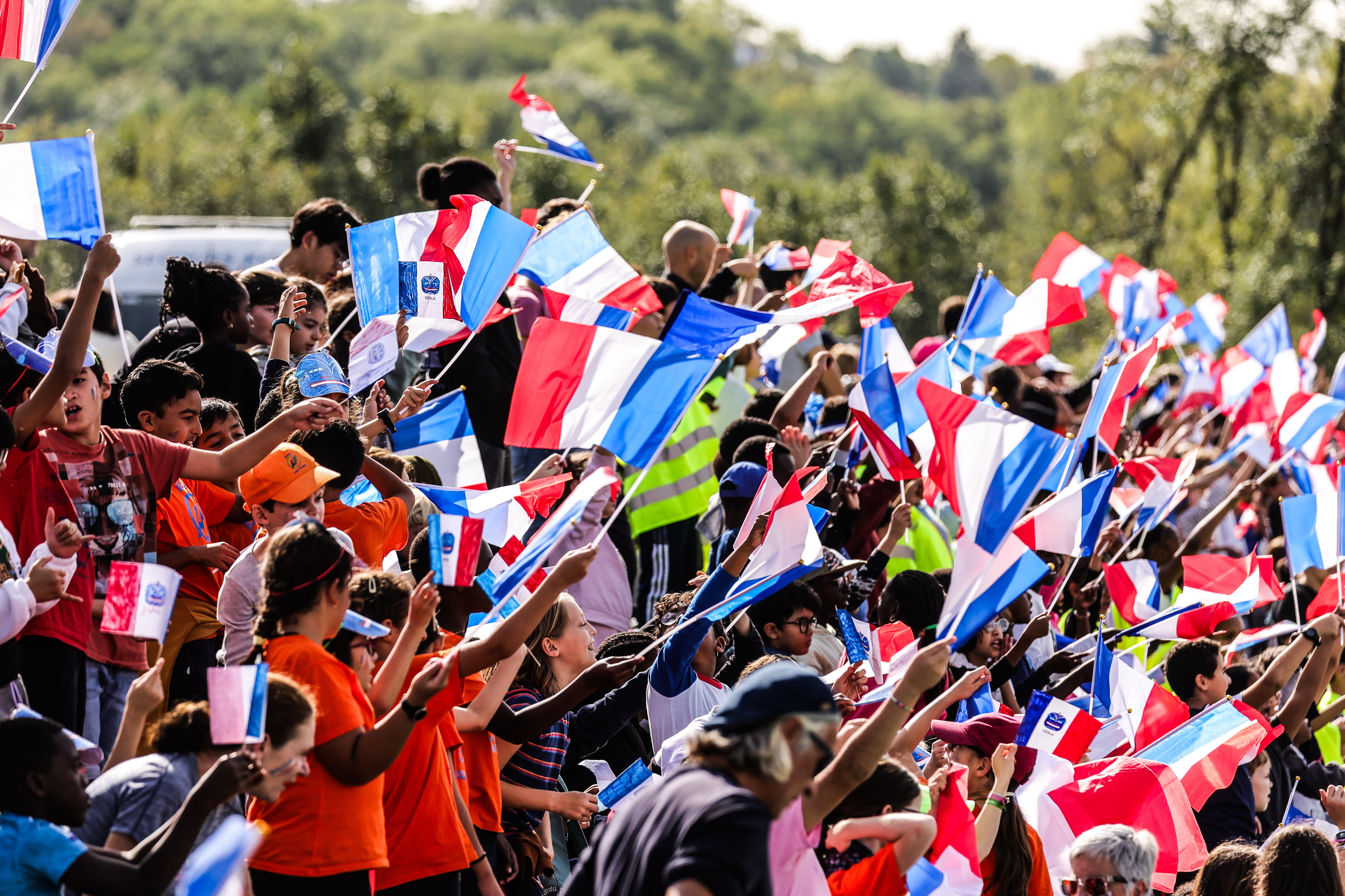 Vaires Sur Marne (France), 05/10/2023.- Local school children cheer during the Canoe Slalom World Cup in Vaires sur Marne, suburbs of Paris, France, 05 October 2023. The Canoe Slalom World Cup takes place from October 05 to 08 at the nautical stadium in Vaires sur Marne and serves as the discipline's test for the Paris 2024 Olympic and Paralympic Games. (Francia) EFE/EPA/TERESA SUAREZ