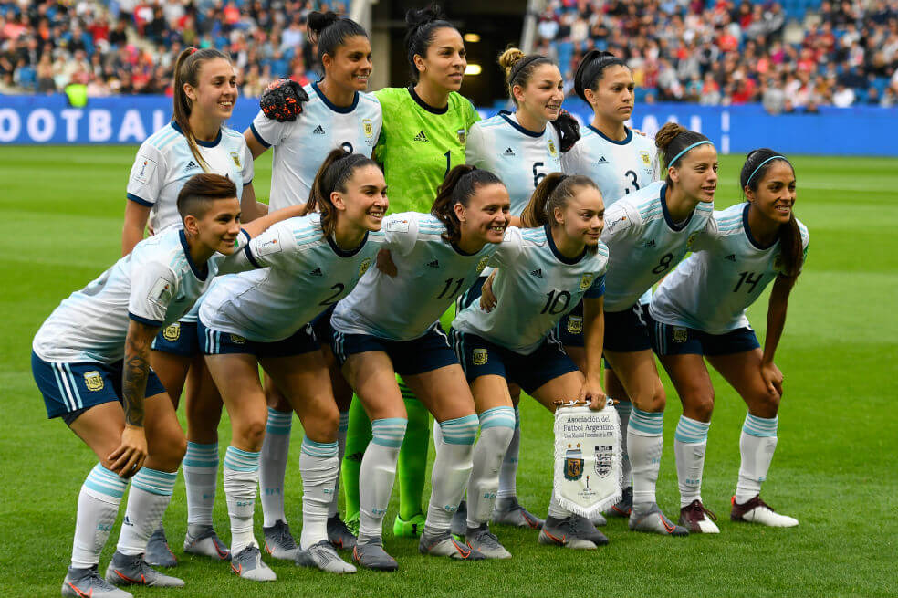 Las mujeres argentinas sacan la cara por el fútbol de su país