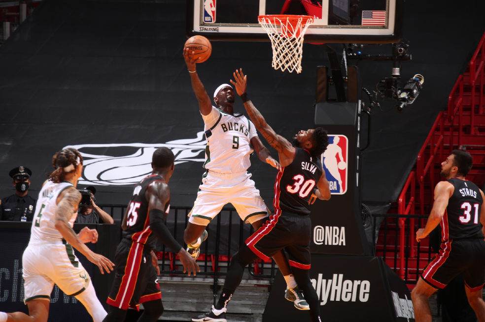 Los Bucks baten el récord de triples en una paliza a los Heat por 47 puntos