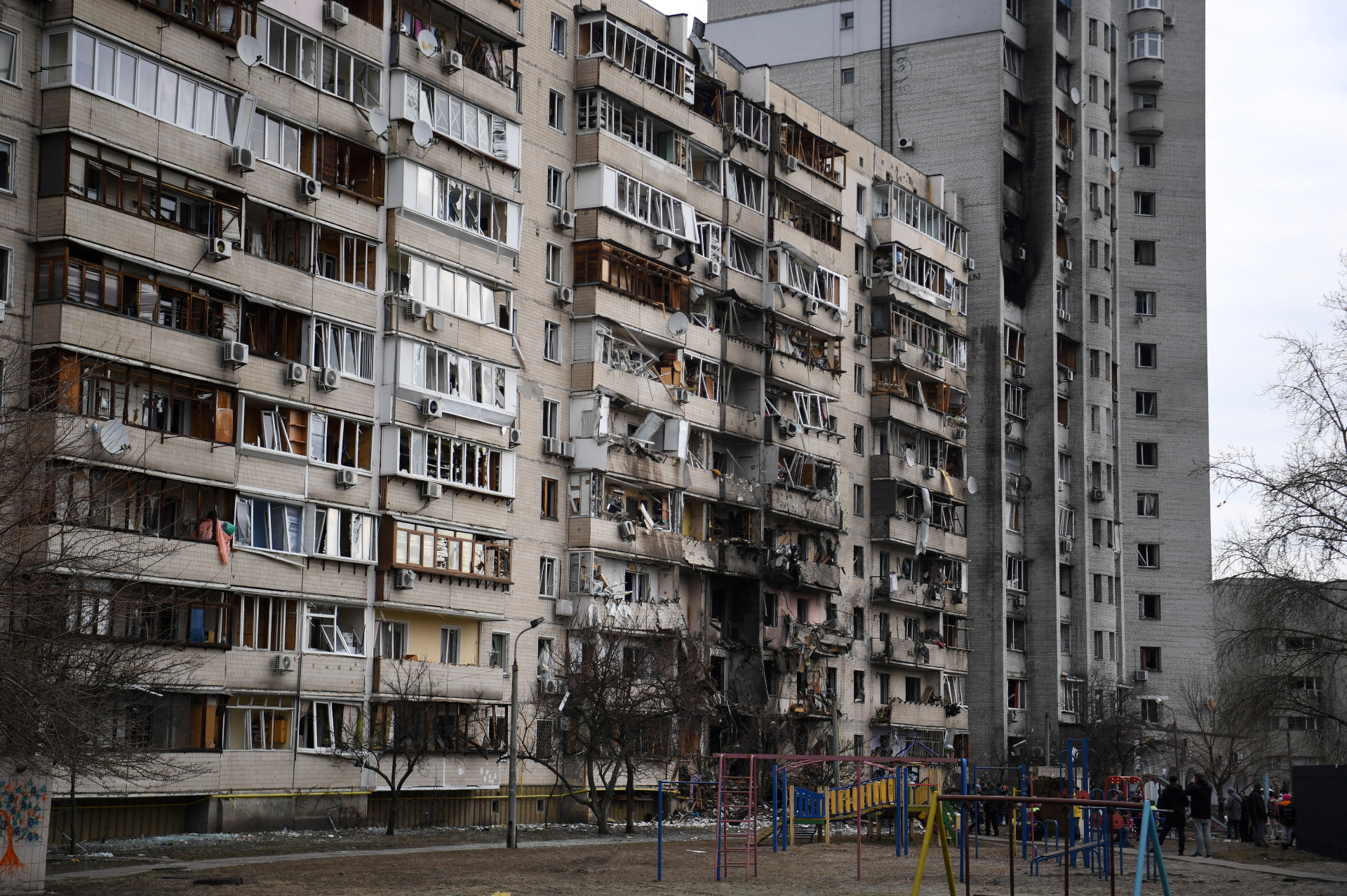 El ministro de Relaciones Exteriores, Dmytro Kuleba, expresó en Twitter sobre la gravedad del ataque ruso sobre Kiev “espantosos ataques con cohetes rusos en Kiev”, después de que se escucharan explosiones por varias partes de la ciudad.