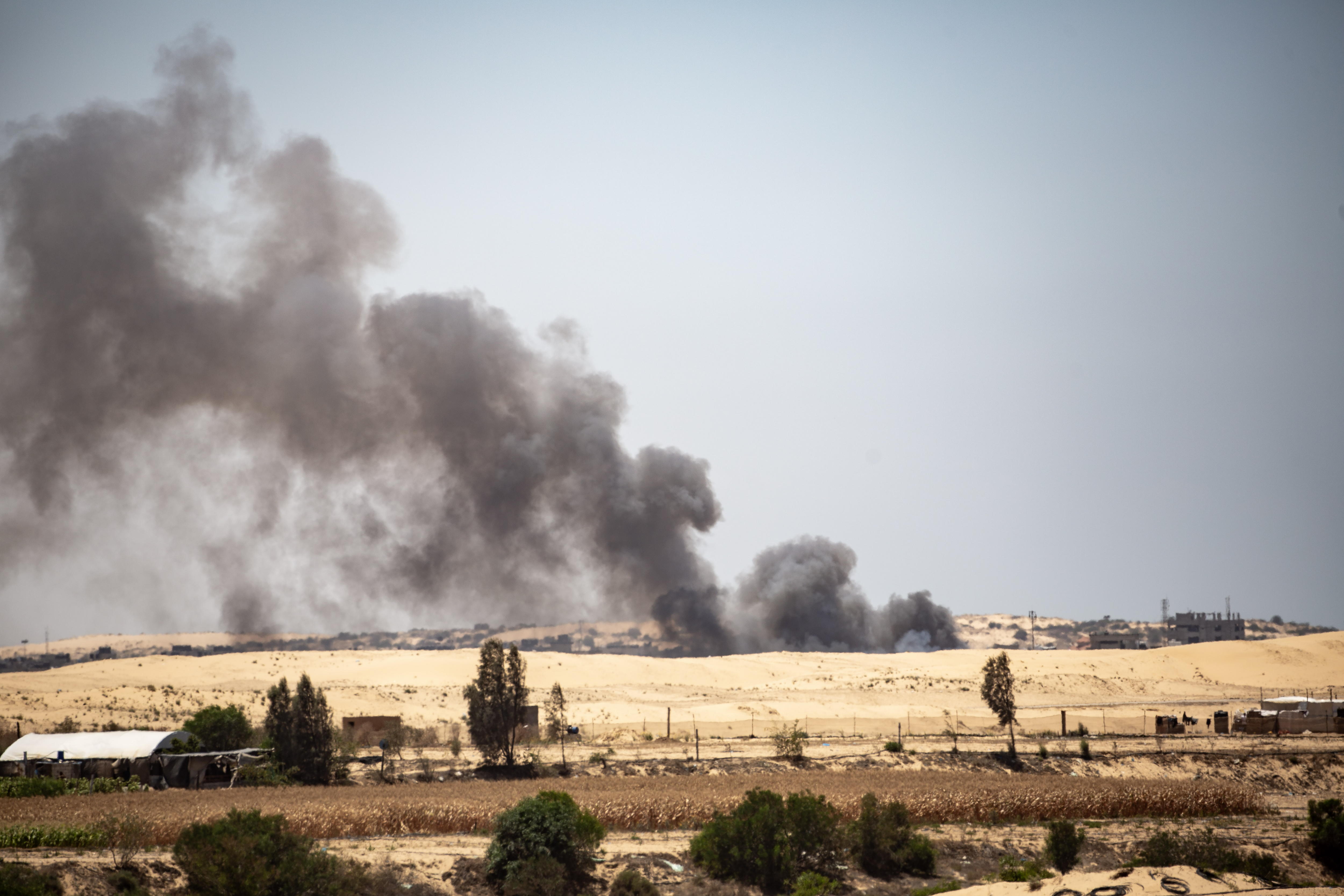 Gaza (---), 30/05/2024.- Smoke rises after an Israeli air strike on Rafah, southern Gaza Strip, 30 May 2024. More than 36,000 Palestinians and over 1,400 Israelis have been killed, according to the Palestinian Health Ministry and the Israel Defense Forces (IDF), since Hamas militants launched an attack against Israel from the Gaza Strip on 07 October 2023, and the Israeli operations in Gaza and the West Bank which followed it. EFE/EPA/HAITHAM IMAD