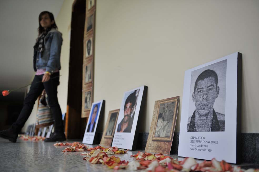 Los retratos de quienes fueron desaparecidos, recostados en una pared del colegio El Carmelo de Bogotá.  / Gustavo Torrijos