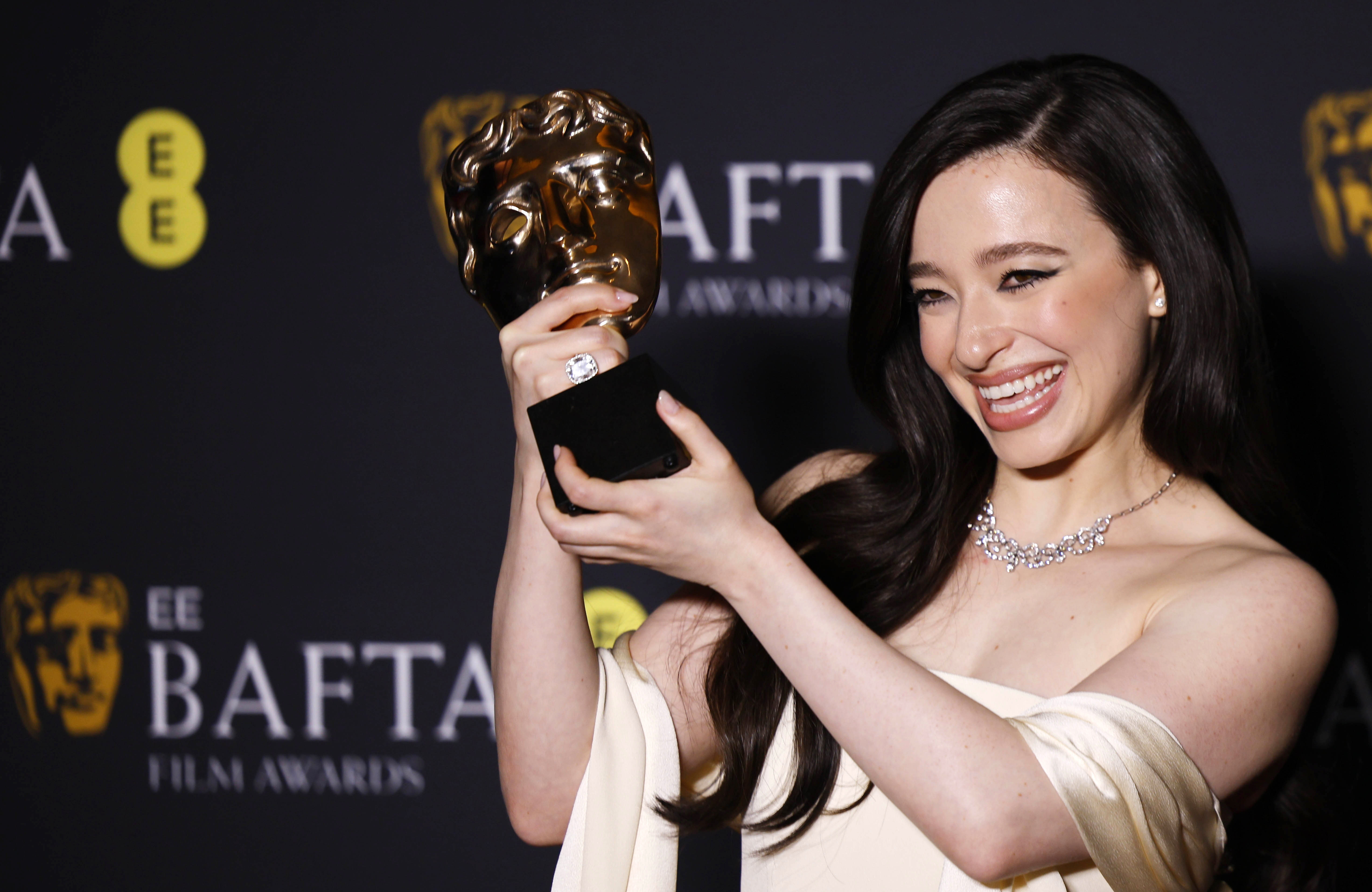 LONDON (United Kingdom), 16/02/2025.- US actor Mikey Madison poses in the press room after winning the Best Actress award for 'Anora' during the BAFTA Film Awards at the Royal Festival Hall in London, Britain, 16 February 2025. The ceremony is hosted by the British Academy of Film and Television Arts (BAFTA). (Cine, Reino Unido, Londres) EFE/EPA/TOLGA AKMEN