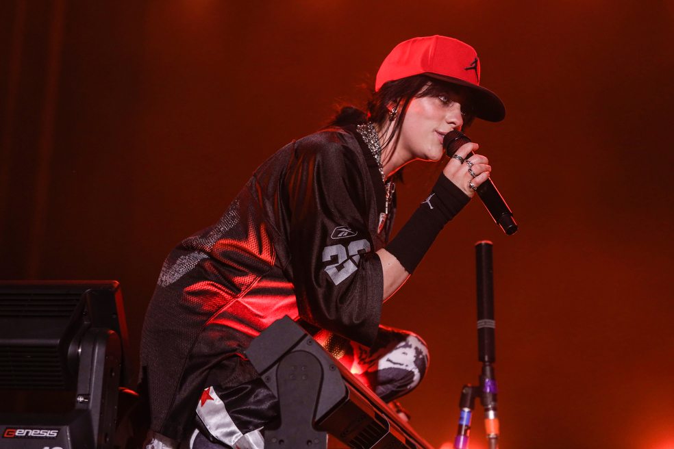 Video: así reaccionó Billie Eilish a golpe que recibió en un concierto
