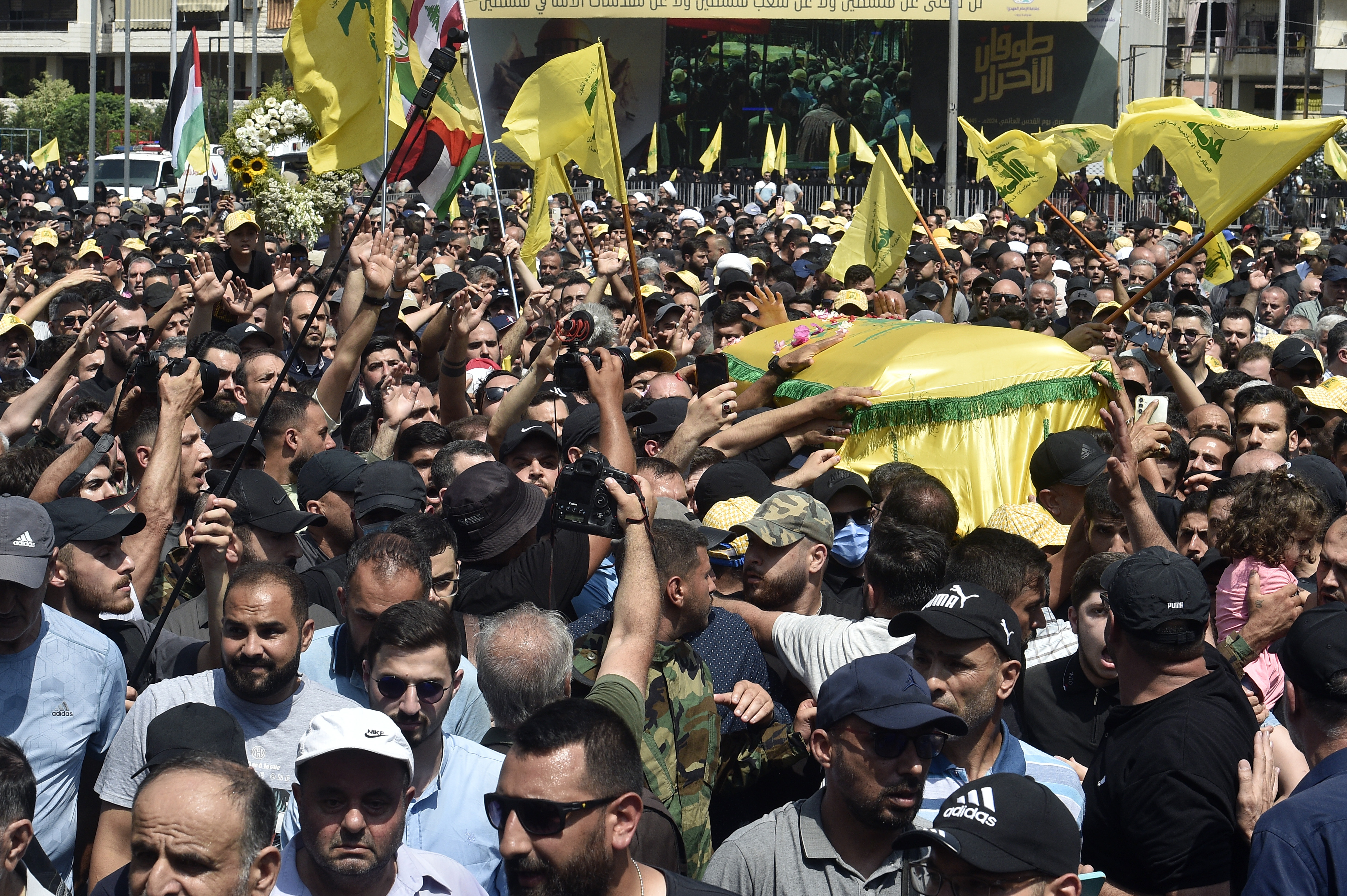 Beirut (Lebanon), 12/06/2024.- Mourners carry the coffin of late Hezbollah senior commander Taleb Sami Abdallah during a funeral procession in Beirut, Lebanon, 12 June 2024. According to the Hezbollah media office, four Hezbollah fighters, including the senior leader Taleb Sami Abdallah, were killed after the Israeli attack on a residential building in Jwaya town in the Tyre district, southern Lebanon on 11 June. (Líbano, Hizbulá/Hezbolá) EFE/EPA/WAEL HAMZEH