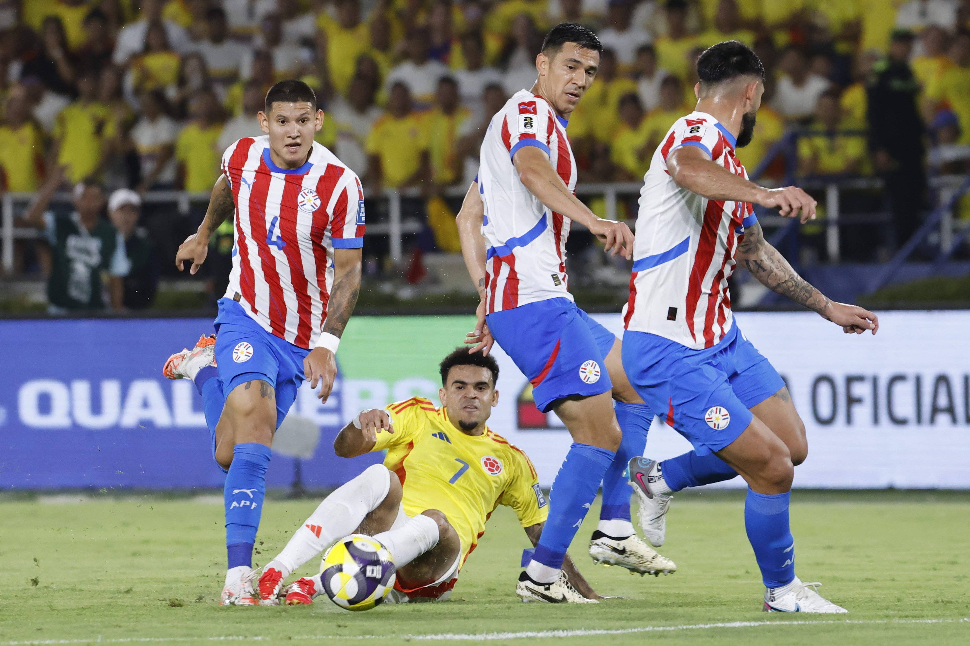 . BARRANQUILLA (COLOMBIA), 25/03/2025.- Luis Diaz (abajo) de Colombia patea el balón este martes en un partido de las eliminatorias sudamericanas para el Mundial de 2026 entre las selecciones de Colombia y Paraguay en el estadio Metropolitano Roberto Melendez en Barranquilla (Colombia). EFE/Mauricio Dueñas Castañeda