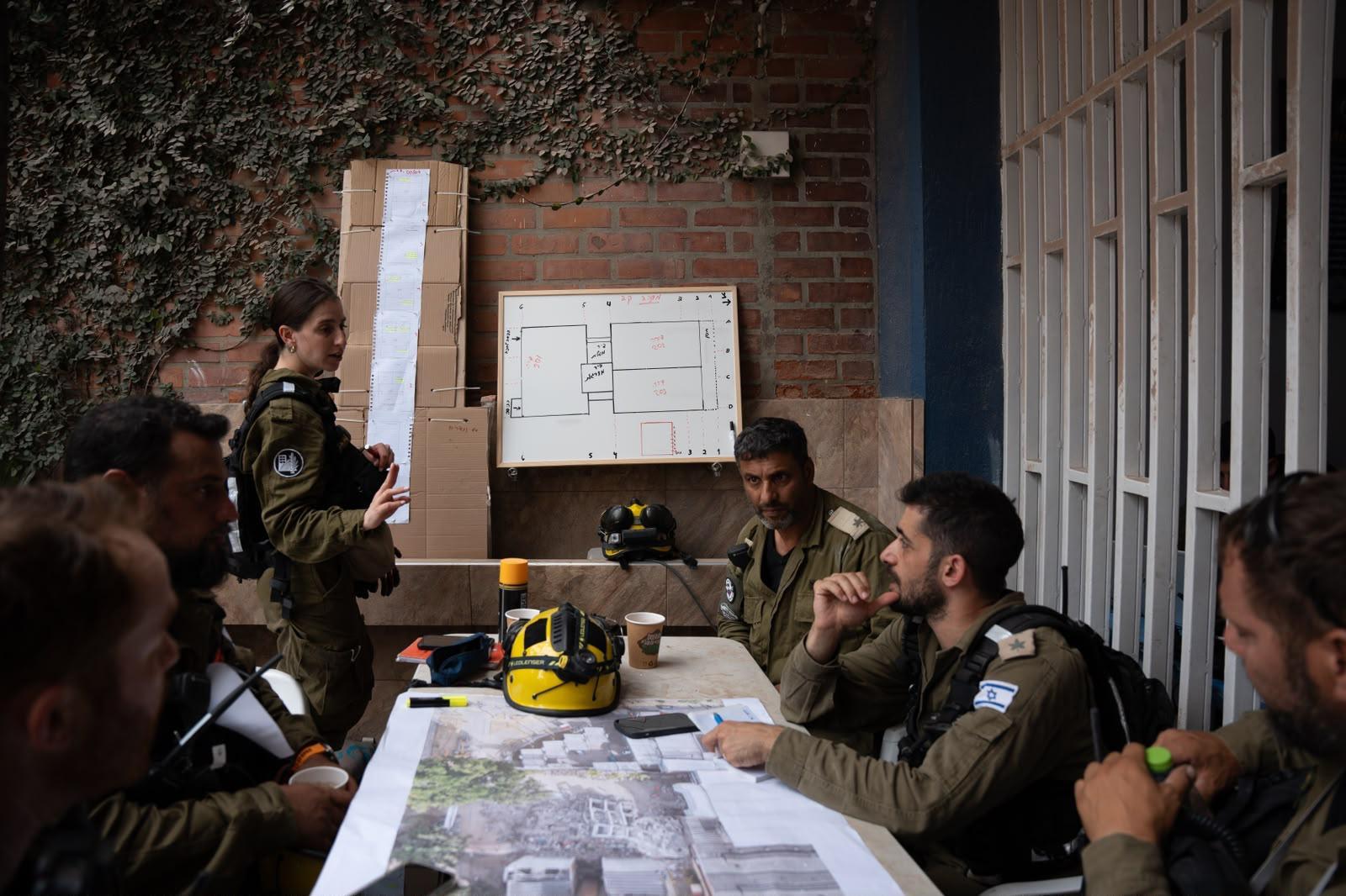 Rescatistas del equipo enviado por Israel colaboran con bomberos y el Ejército colombiano.