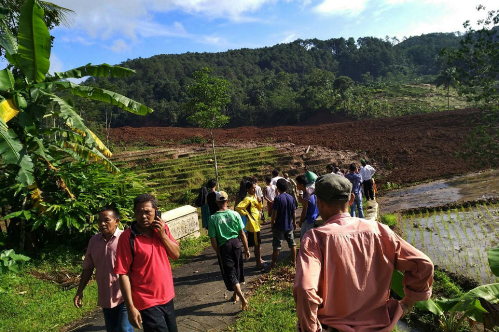 Once desaparecidos y 14 heridos deja deslizamiento de tierra en Indonesia