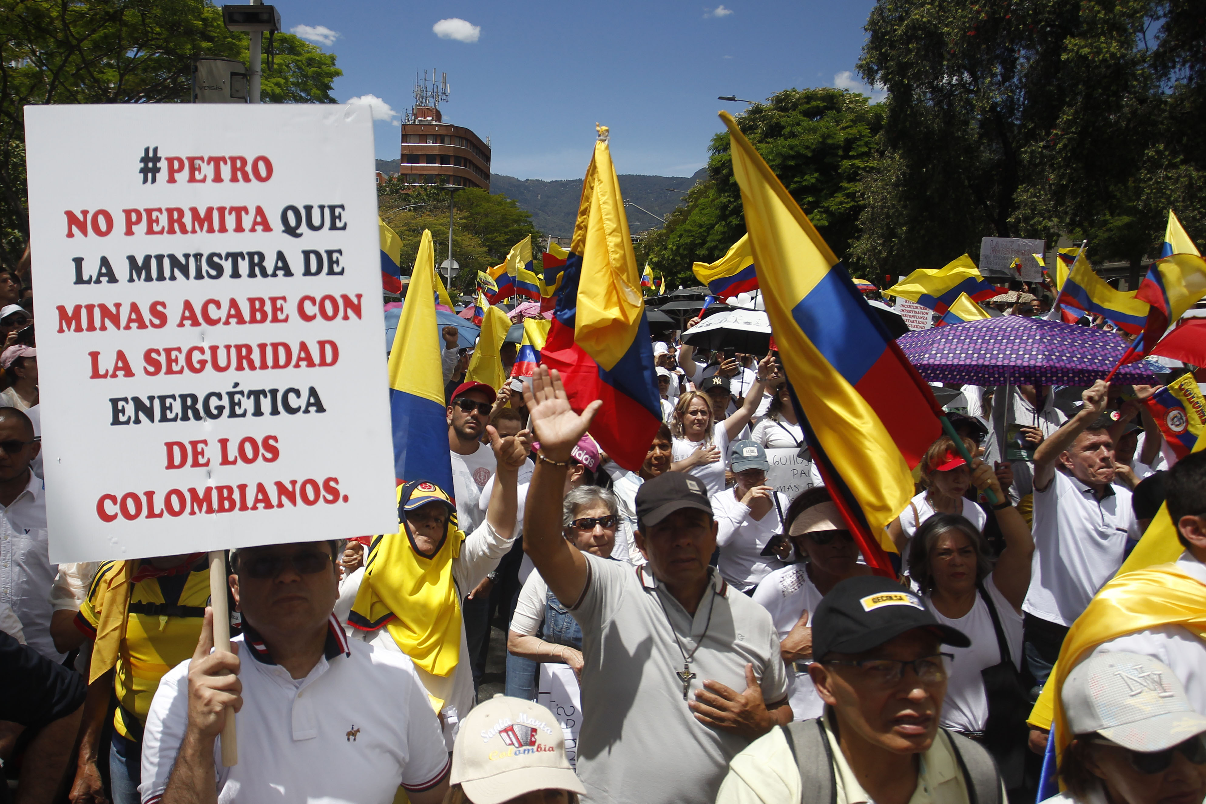 AME7783. BOGOTÁ (COLOMBIA), 20/06/2023.- Personas se manifiestan hoy en contra del Gobierno de Gustavo Petro, en Medellín (Colombia). La oposición colombiana se congregó este martes en las calles de las principales ciudades del país para protestar contra las reformas sociales que impulsa la administración del presidente Gustavo Petro, muy cuestionado en las últimas semanas por los escándalos en su Gobierno. EFE/Luis Eduardo Noriega A