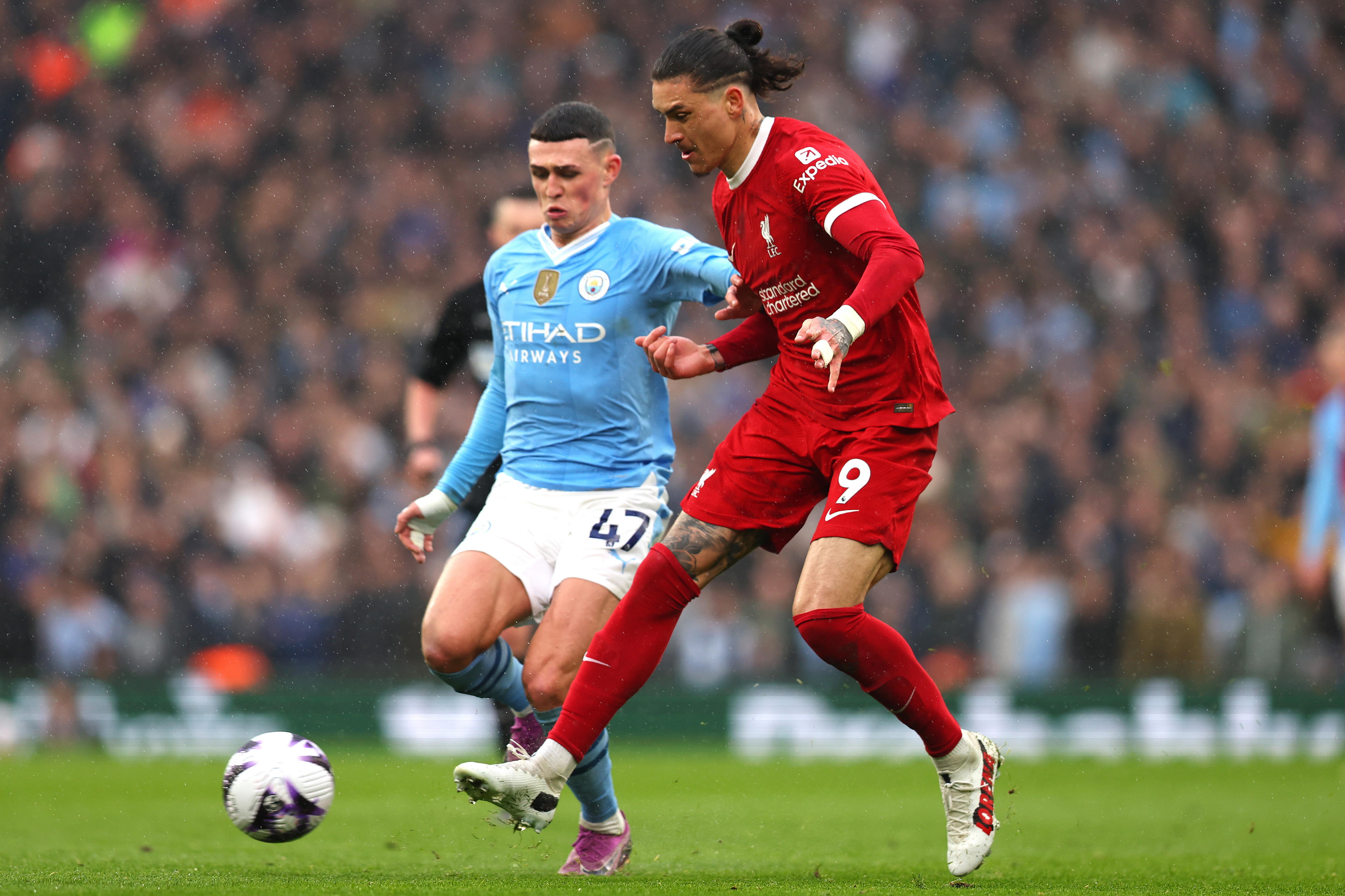 Liverpool (United Kingdom), 10/03/2024.- Darwin Nunez of Liverpool FC and Phil Foden (L) of Manchester City in action during the English Premier League match between Liverpool FC and Manchester City, at Anfield, Liverpool, Britain, 10 March 2024. (Reino Unido) EFE/EPA/ASH ALLEN EDITORIAL USE ONLY. No use with unauthorized audio, video, data, fixture lists, club/league logos, 'live' services or NFTs. Online in-match use limited to 120 images, no video emulation. No use in betting, games or single club/league/player publications.