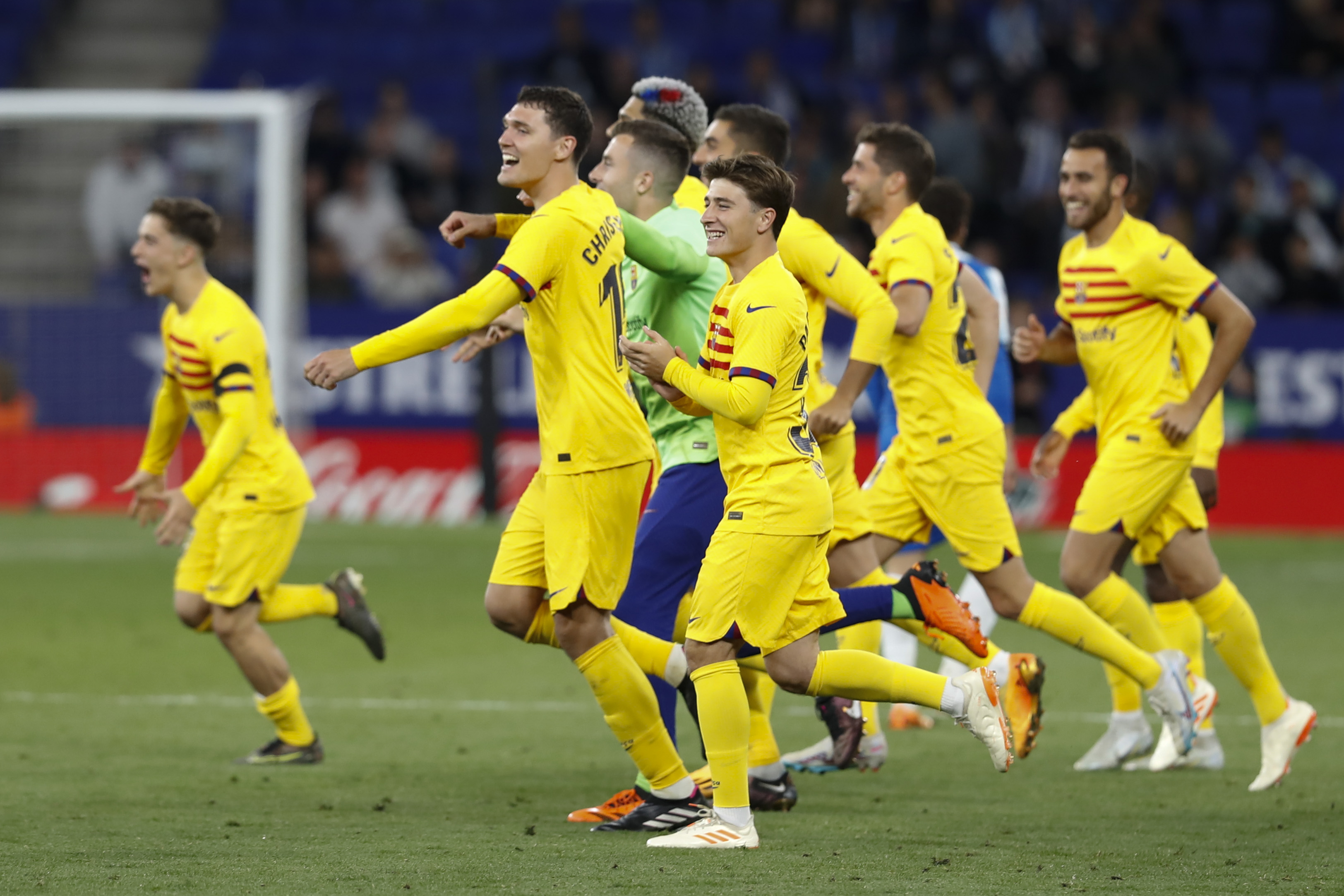 CORNELLÁ DE LLOBREGAT (BARCELONA), 14/05/2023.- Los jugadores del FC Barcelona celebran proclamarse campeones de LaLiga Santander tras ganar al Espanyol este domingo en el RCDE Stadium de Cornellá de Llobregat (Barcelona). EFE/ Andreu Dalmau