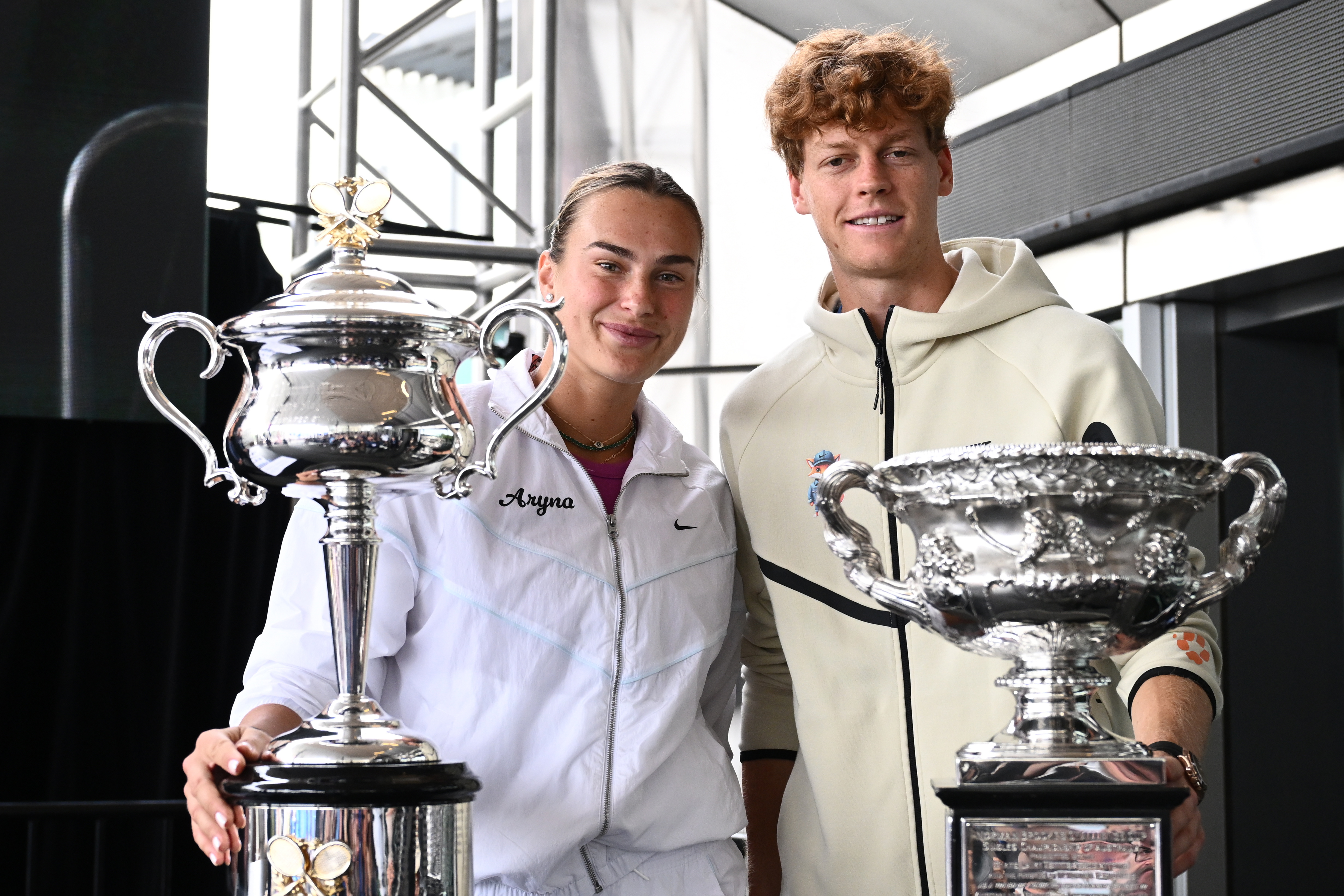 Melbourne (Australia), 09/01/2025.- Aryna Sabalenka of Belarus (L) poses for a photo with the Daphne Akhurst Memorial Cup and Jannik Sinner of Italy (R) poses for photographs with the Norman Brookes Challenge Cup during the draw for the 2025 Australian Open tennis tournament, at Melbourne Park, in Melbourne, Australia, 09 January 2025. (Tenis, Bielorrusia, Italia) EFE/EPA/JOEL CARRETT AUSTRALIA AND NEW ZEALAND OUT