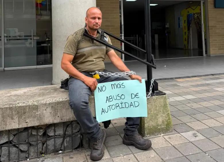 Comerciante completa seis días encadenado frente de la Alcaldía de Caldas, ¿por qué?