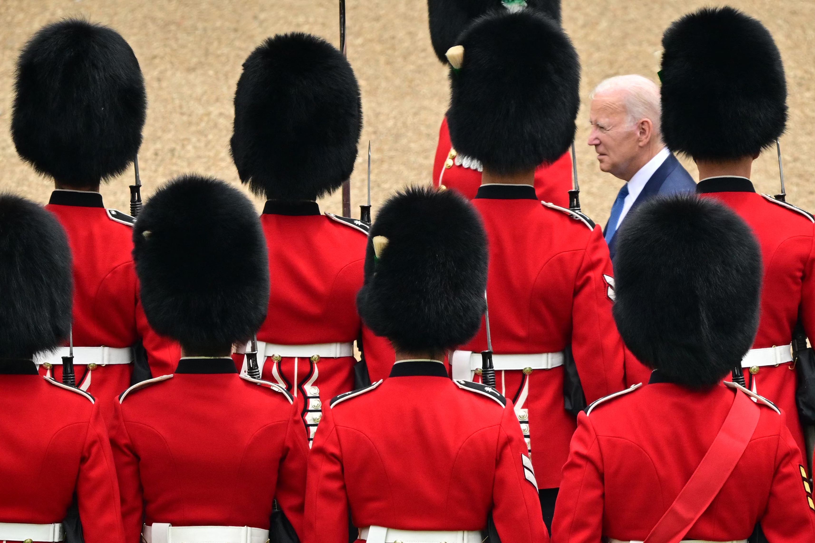En años recientes, tanto el expresidente Donald Trump y la ex primera dama Michelle Obama enfrentaron críticas por haber incumplido con los códigos de conducta obligatorios al conocer a la reina Isabel II.
