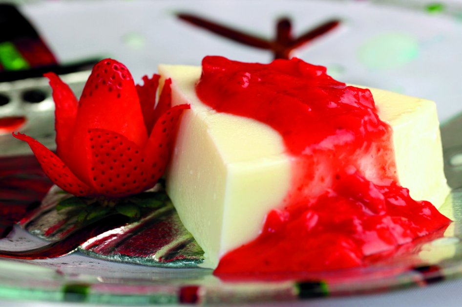 Natilla blanca en salsa de fresas