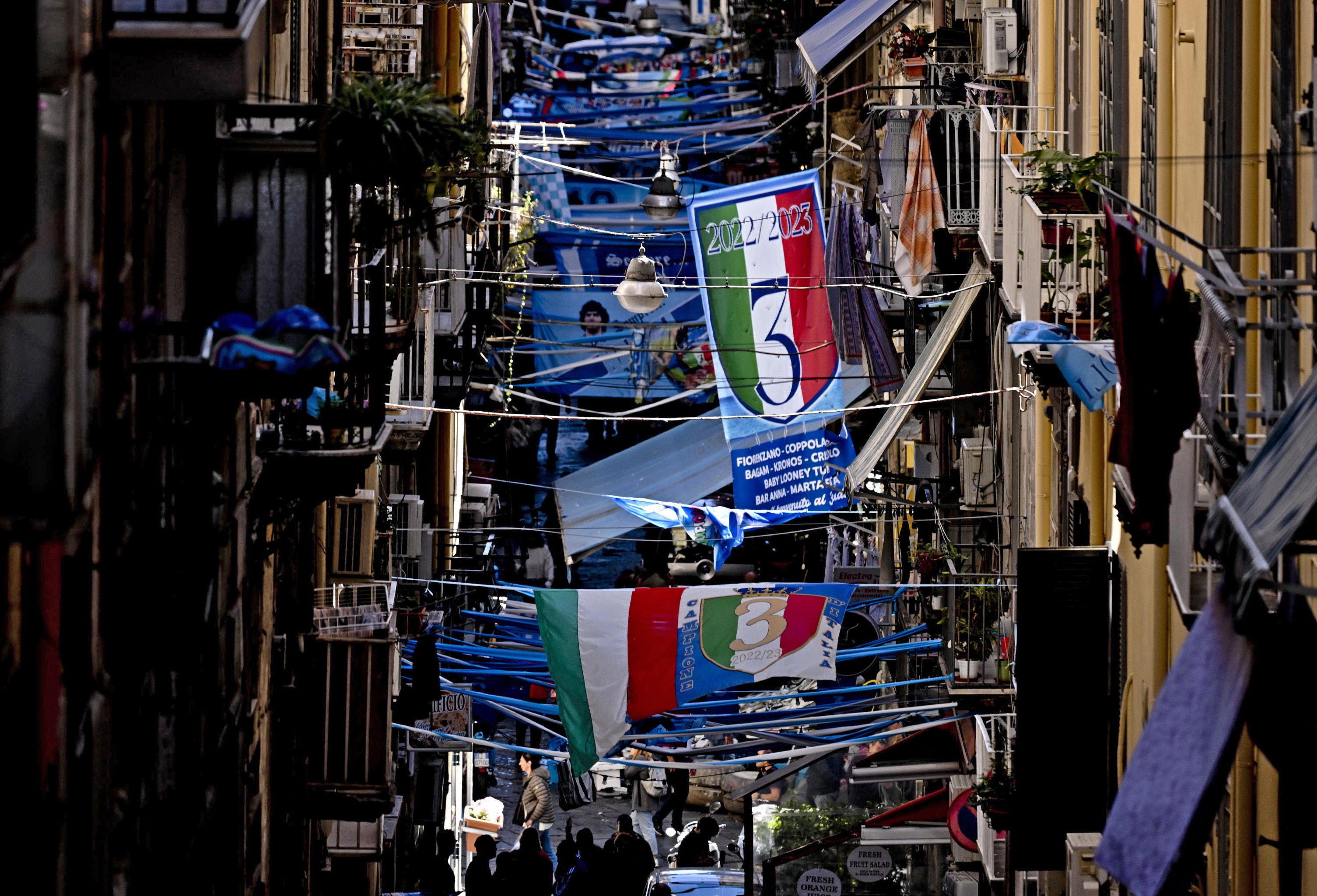 -FOTODELDÍA- EA3369. NAPLES, 26/04/2023.- Vista de una calle de Nápoles engalanada con banderines azules y blancos con motivo de la celebracion anticipada por el título de campeones de la Serie A logrado por el Nápoles, este miércoles en Nápoles. EFE/ Ciro Fusco