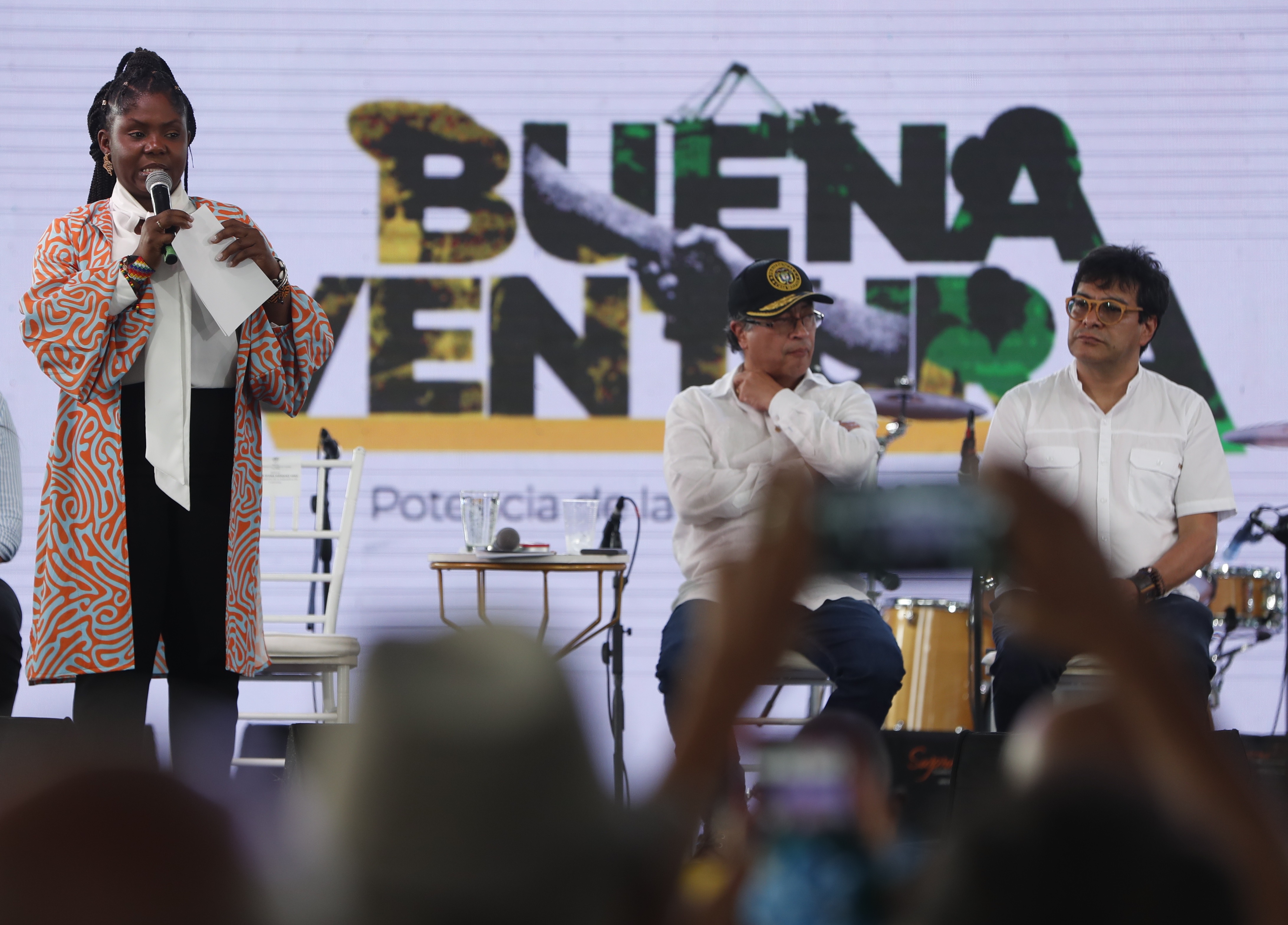 -FOTODELDIA- AME8659. BUENAVENTURA (COLOMBIA), 07/12/2022.- La vicepresidenta de Colombia, Francia Márquez (i), junto al presidente de Colombia, Gustavo Petro (c), habla durante una reunión del diálogo social vinculante, en el marco de una tregua entre bandas que completa más de 80 días, hoy, en Buenaventura (Colombia). Petro resaltó la tregua firmada en septiembre entre los 'Shotas' y los 'Espartanos', las dos bandas más grandes de la ciudad de Buenaventura, el puerto más importante del Pacífico colombiano. El Gobierno tomó el caso de Buenaventura como ejemplo para su proyecto de "paz total". EFE/ Ernesto Guzmán