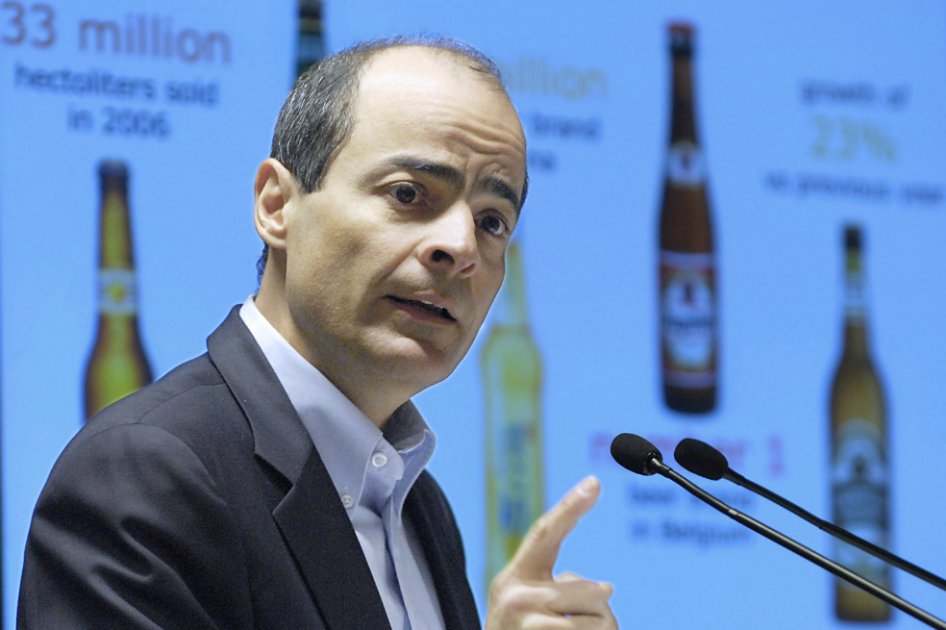El rey de la cerveza vuela en clase económica, usa jeans y ama la presión