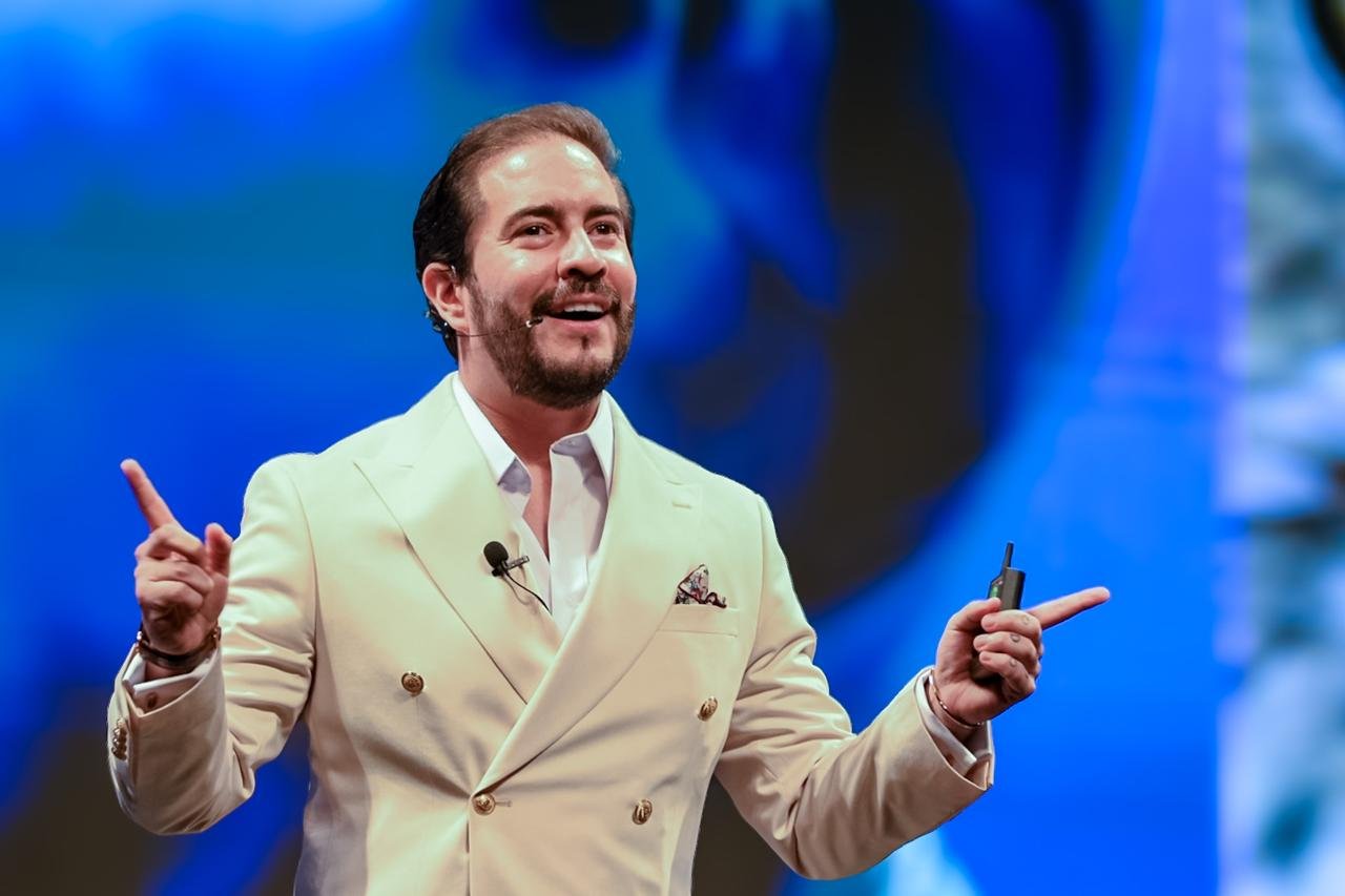 Felipe Riaño Jaramillo, en su charla 007 Pasos para persuadir e influir, dijo: “La percepción se crea a partir de las comunicaciones, pues esto construye la forma en la que los demás nos perciben. La gente compra la gente”.