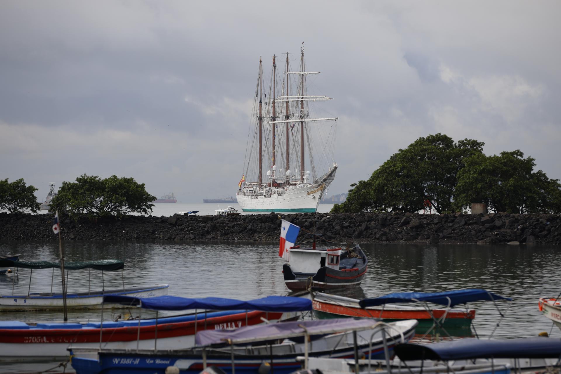 PANAMÁ (PANAMÁ), 06/05/2025.- El buque escuela de la Armada española Juan Sebastián Elcano, en el que se forma la princesa de Asturias, Leonor de Borbón, heredera de la corona española, llega para cruzar el Canal de Panamá para continuar su travesíav este martes. EFE/ Bienvenido Velasco
