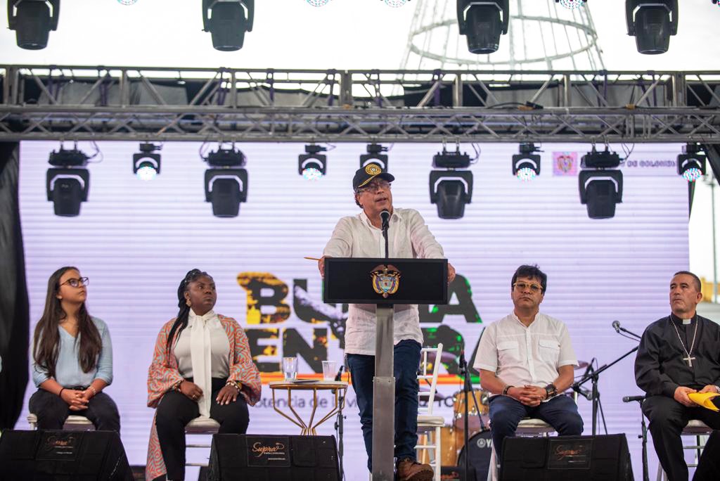 (De izquierda a derecha) Gabriela Posso Restrepo, consejera Presidencial para las Juventudes; Francia Márquez Mina, vicepresidenta de Colombia; Gustavo Petro, presidente de Colombia; Danilo Rueda, alto Comisionado para la Paz; y Rubén Darío Jaramillo, obispo de Buenaventura, sobre la tregua entre las dos bandas más grandes de Buenaventura.