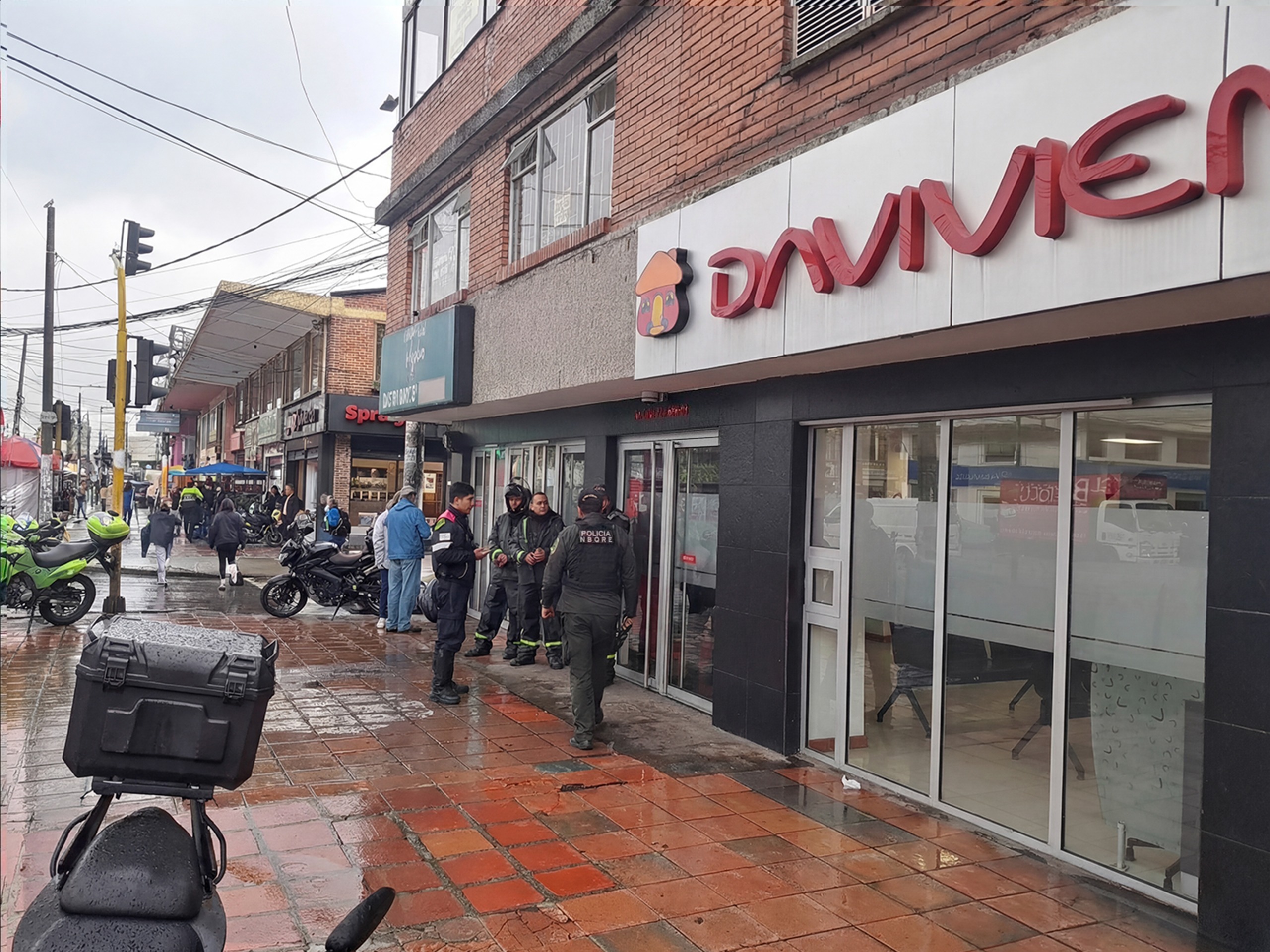 Hombre causó pánico con supuesto maletín cargado de explosivos en banco de Bogotá